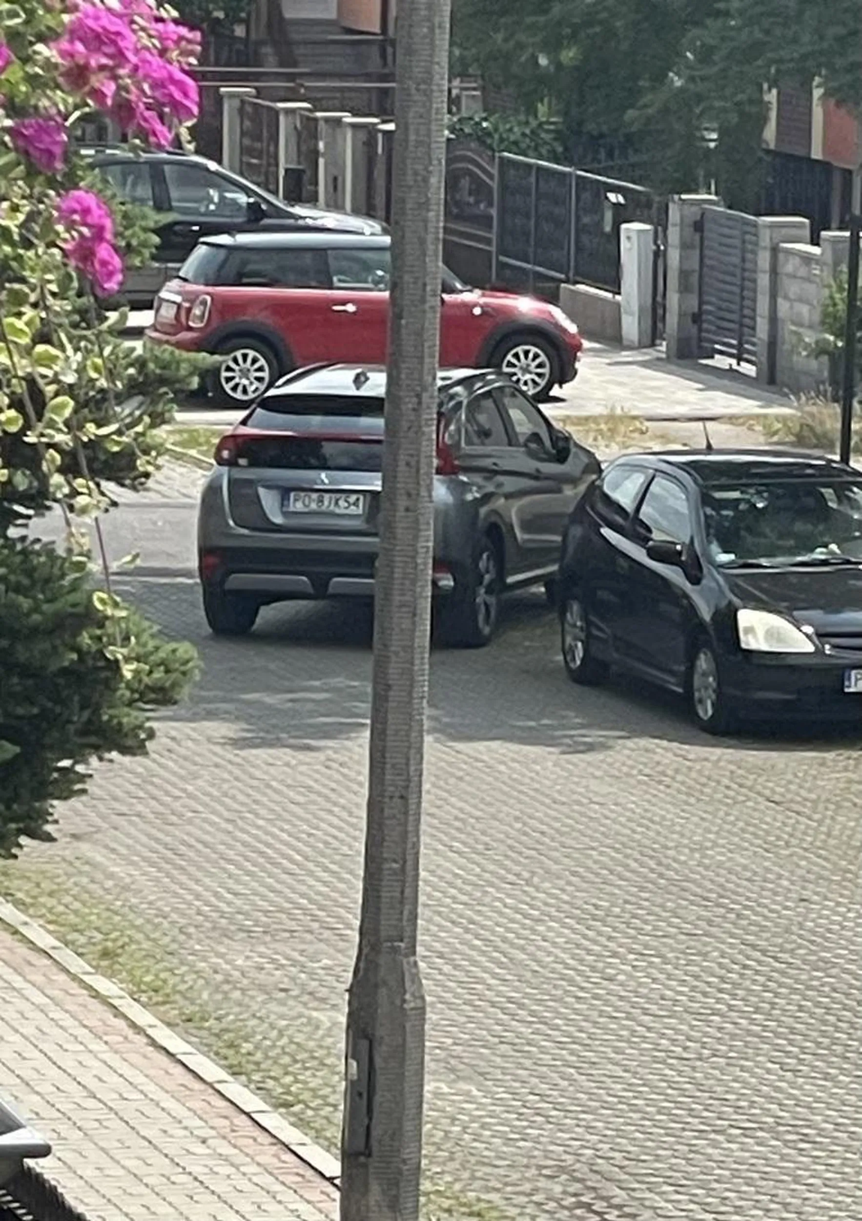 Jak można się ustawiać w taki sposób, jeszcze przy drodze do wyjazdu. Nie dość, że zastawia widoczność, to jeszcze nie da się przejechać!