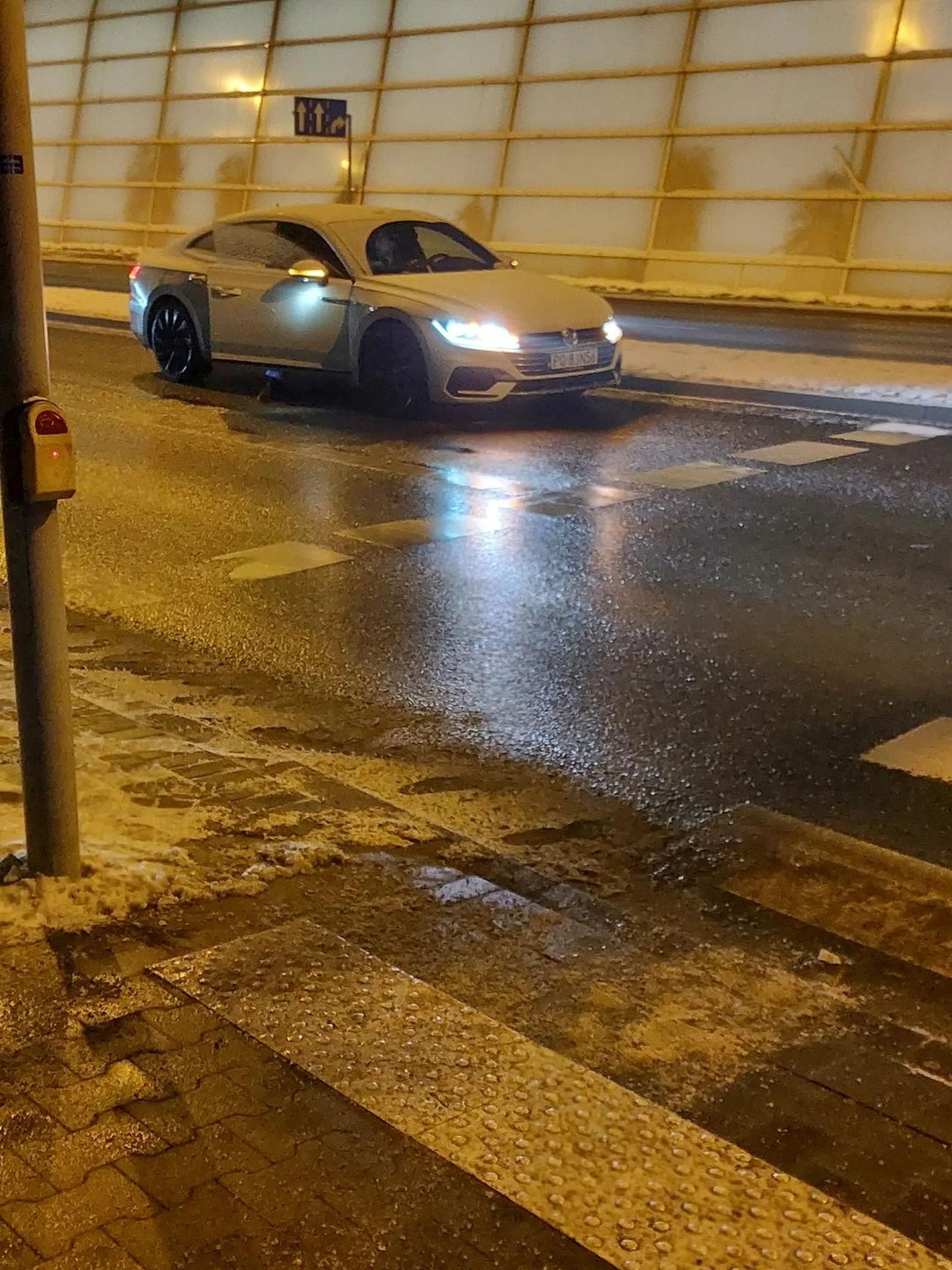 Kierowca nie miał czasu najwyraźniej na odśnieżenie samochodu.