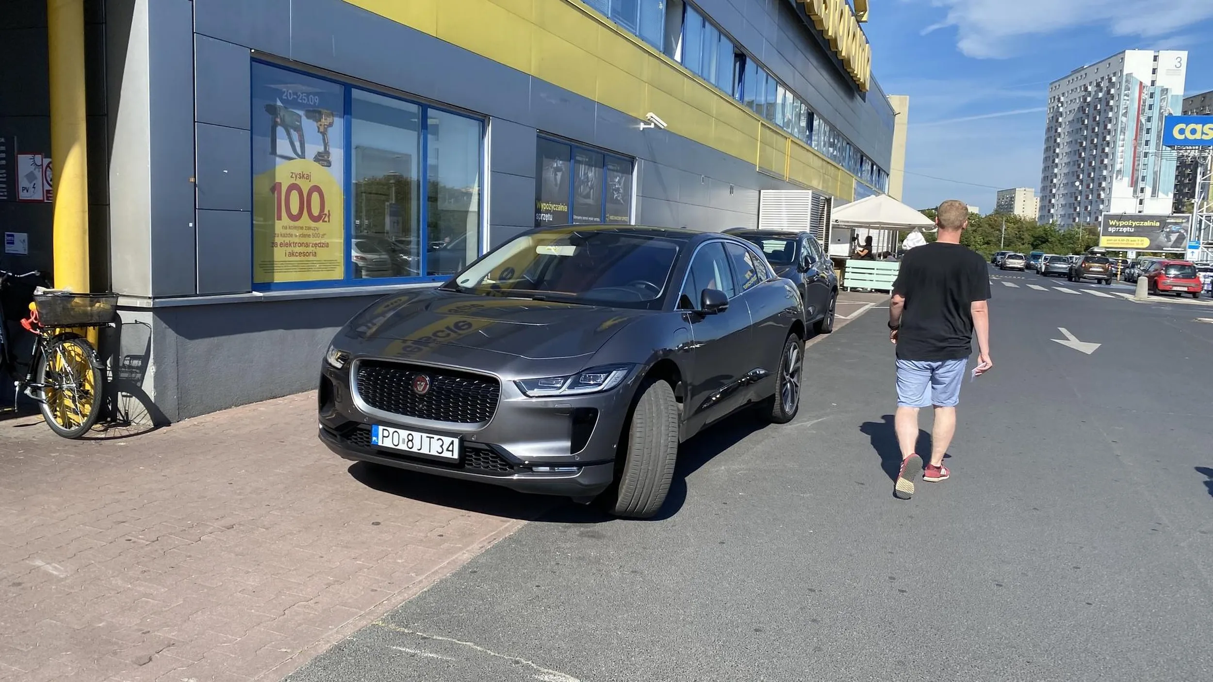 Gdyby mógł, to by wjechał do sklepu. Dlatego wolał stanąć na środku chodnika. Bo przecież gdyby zaparkował na wolnym miejscu 5 metrów stąd, to by zmarł z wycieńczenia w drodze do drzwi.