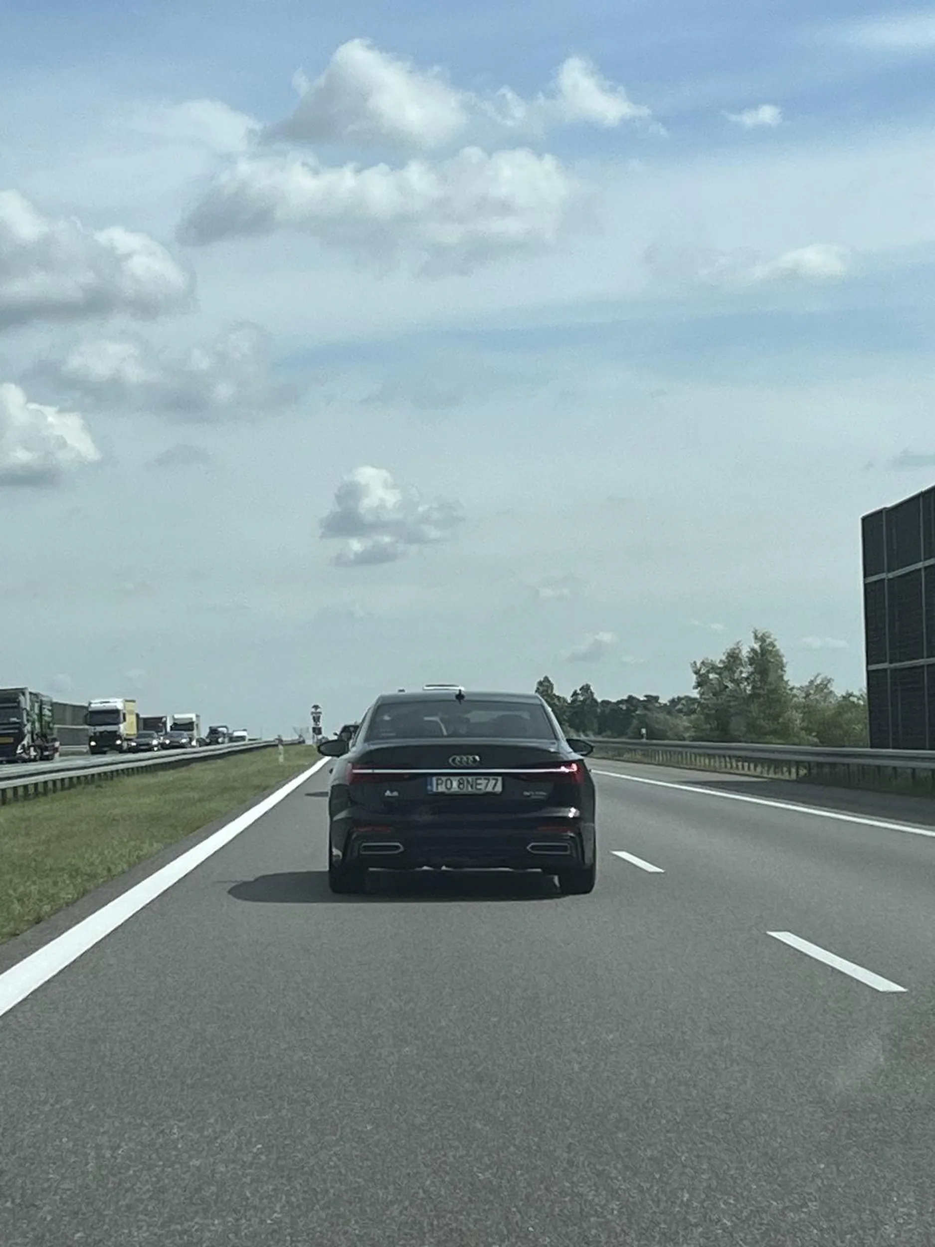 Uwaga na tą ciotkę za kierownicą. Zajeżdża drogę i macha łapami jakby poza nim nikogo nie było na drodze.