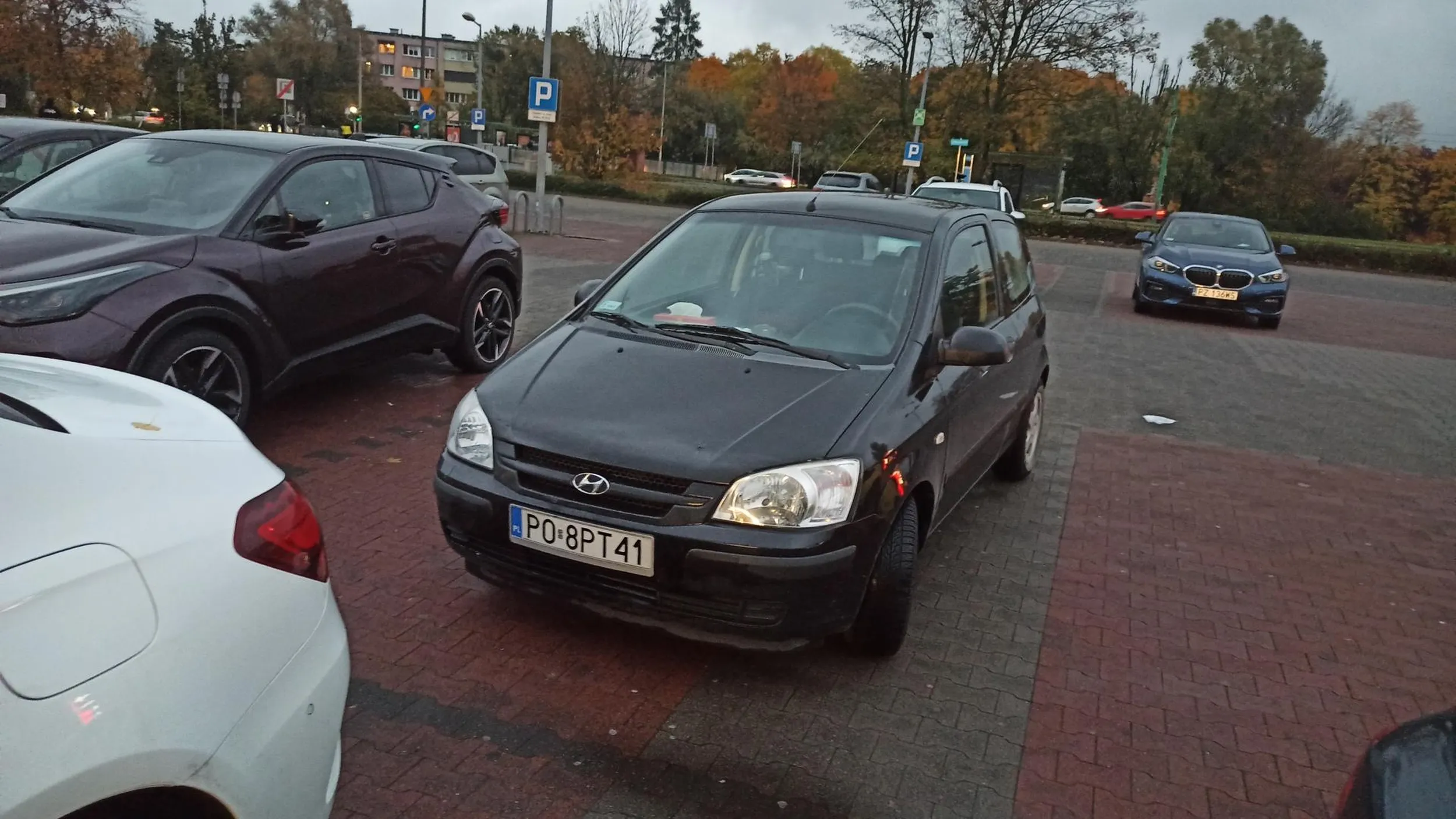 Trzeba mieć niezłą wyobraźnię (albo jej brak) aby tak zaparkować...