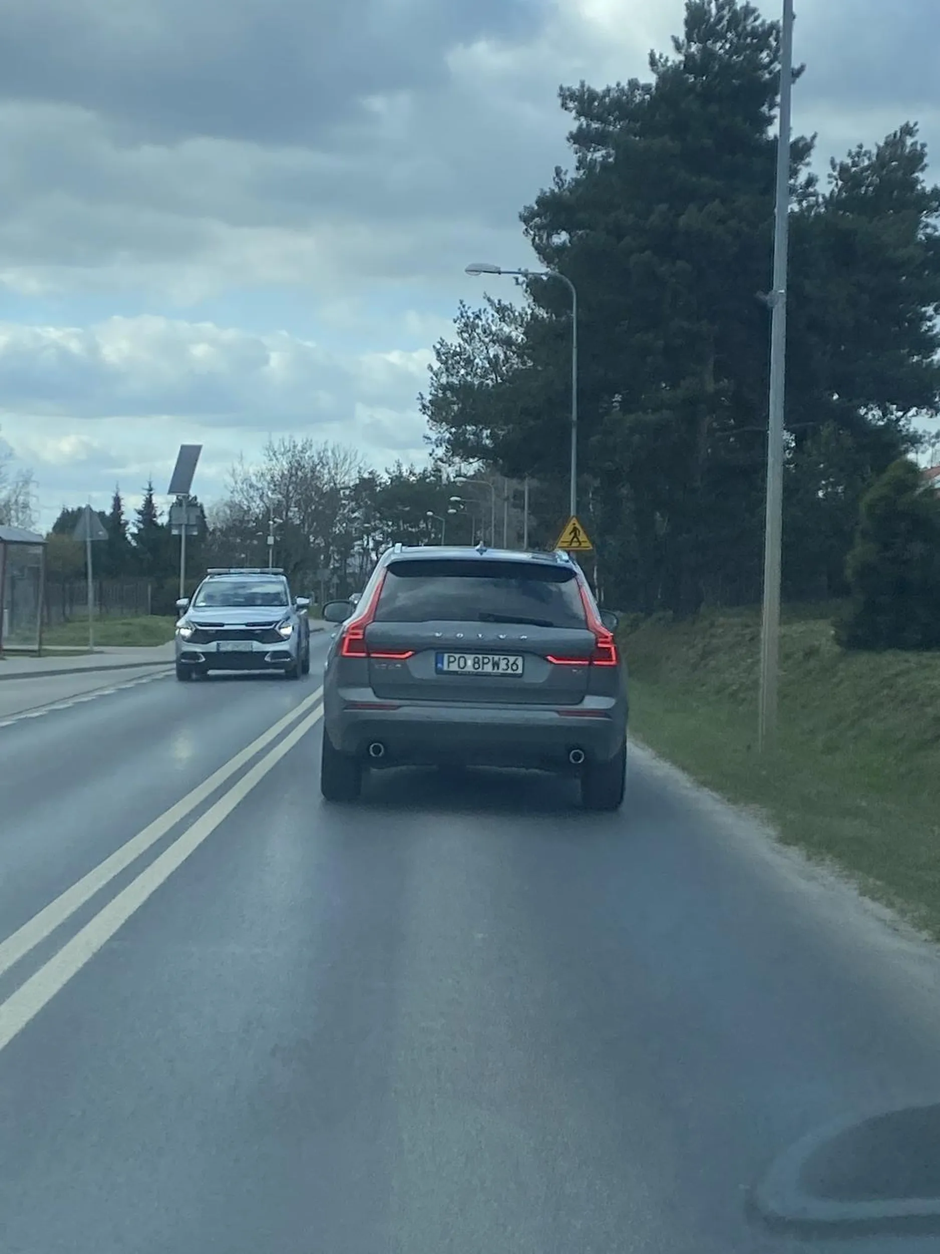 Pani która prowadzi volvo stwarza zagrożenie na drodze ! Odbija się od środkowej lini do krawężnika prowadzi auto jakby była pod wpływem alkoholu ! Rozmawia przez telefon jedzie 25/30km/h ! Przyhamowuje auto na każdym zakręcie ! Strach jechać ! Jeżeli do czytasz kobieto polecam przesiąść się do autobusu lub taxowki prawo jazdy wybrałaś w chipsach ! Nie polecam uważajcie