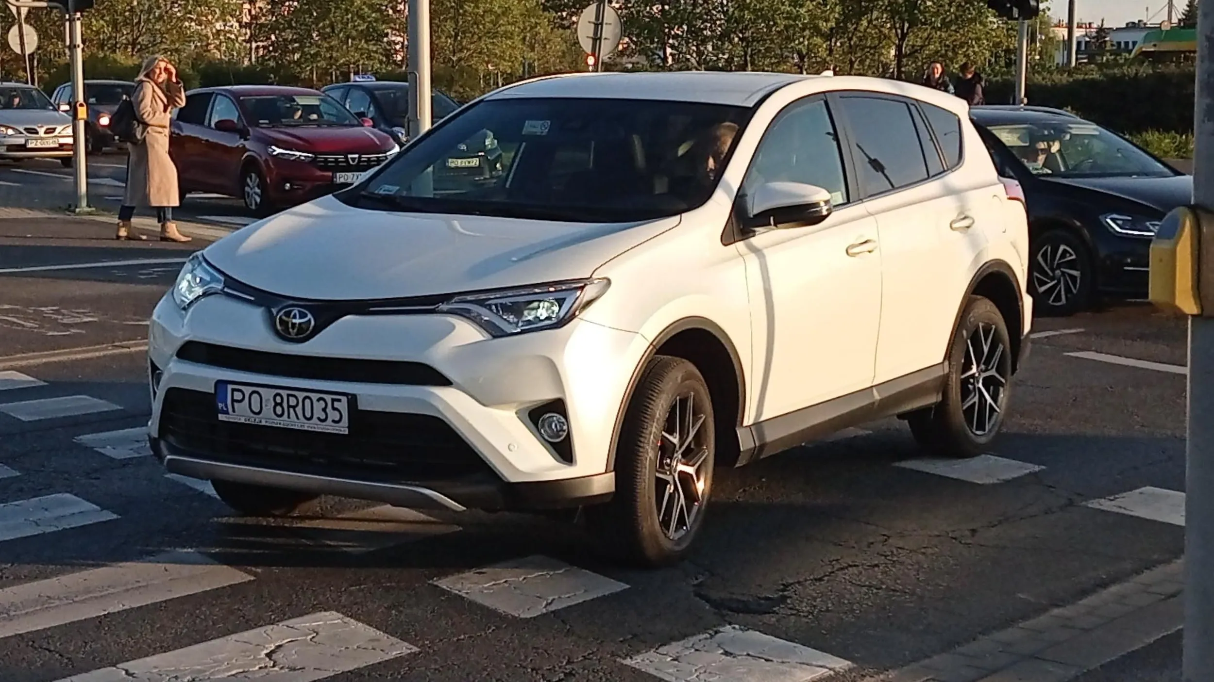 Dziadek samochodem pod prąd rondo starołęka Poznań 2023-10-18 godz 16:50. Ustawowo odebrać prawo jazdy zanim kogoś zabije.