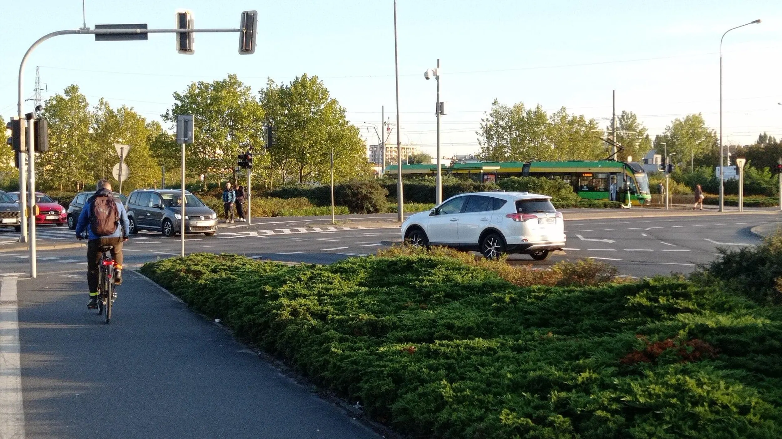 Dziadek samochodem pod prąd rondo starołęka Poznań 2023-10-18 godz 16:50. Ustawowo odebrać prawo jazdy zanim kogoś zabije.