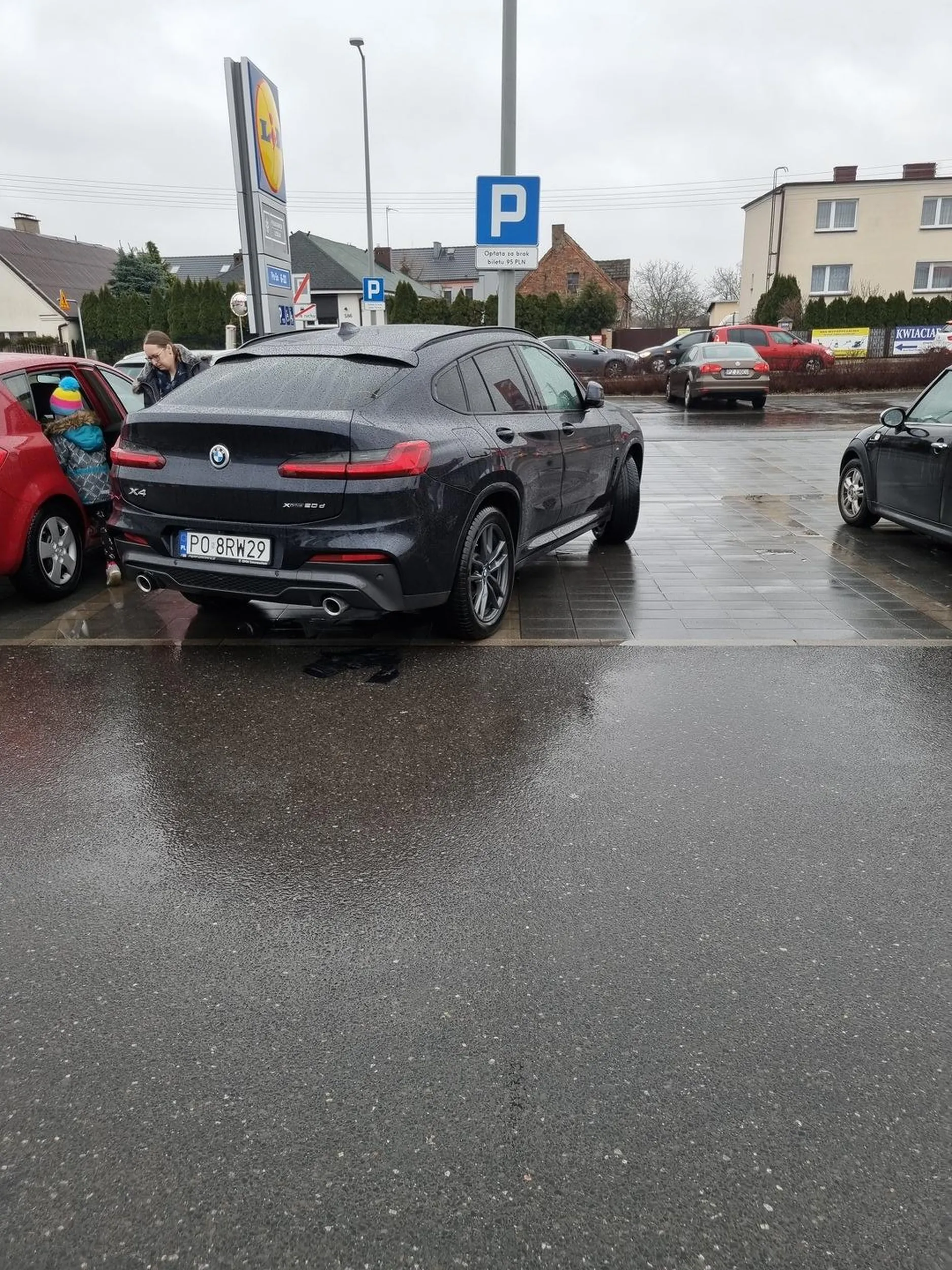 Ciezko az skomentować tak dziadowskie parkowanie. Trzeba byc totalną ofiarą losu by tak zaparkować. Dwa miejsca plus tył wystający na drogę dojazdową.