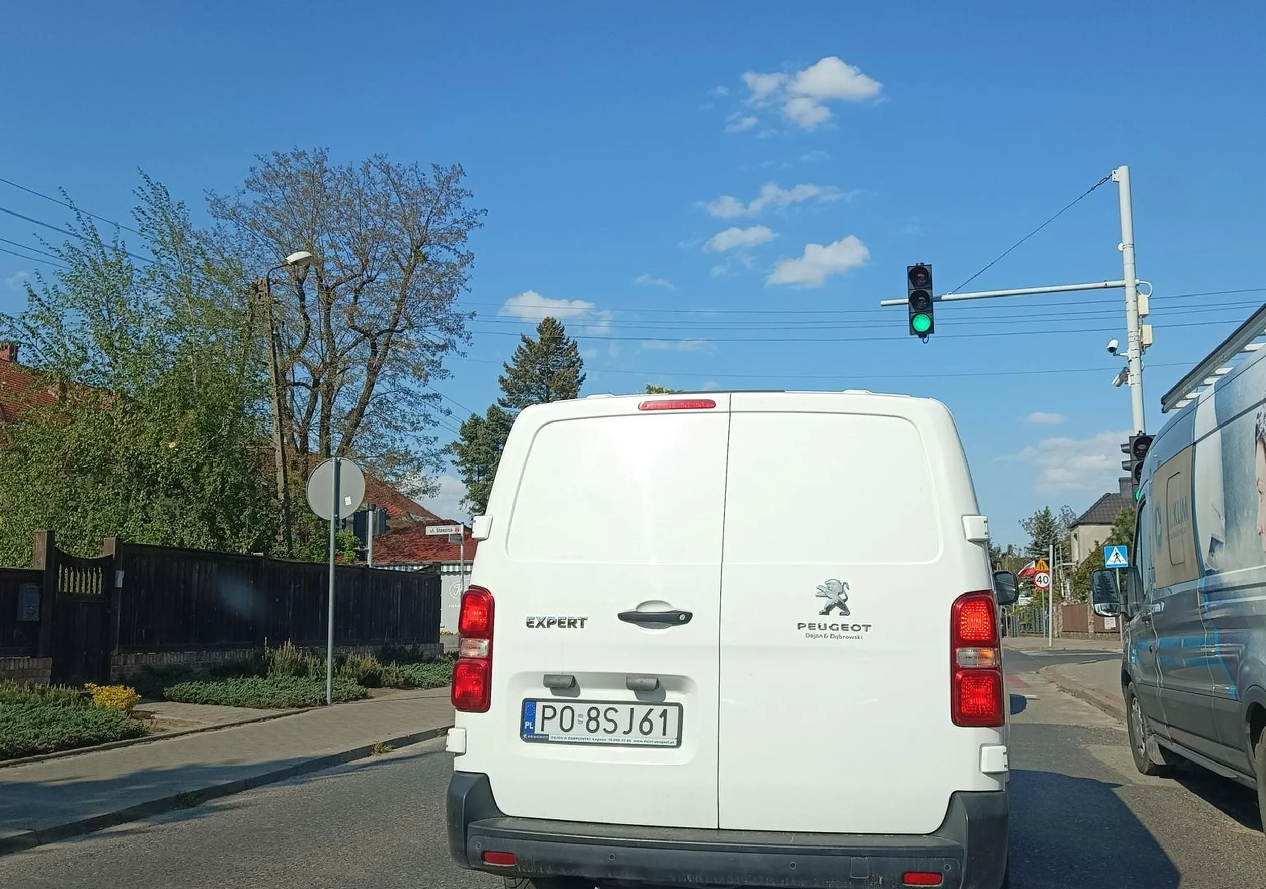 Jadąc w Kórniku, kierowca - kretyn wjechał z całą petardą na skrzyżowanie gdzie powinien ustąpić pierwszeństwa. Gdyby ktoś jechał to już byłby wypadek