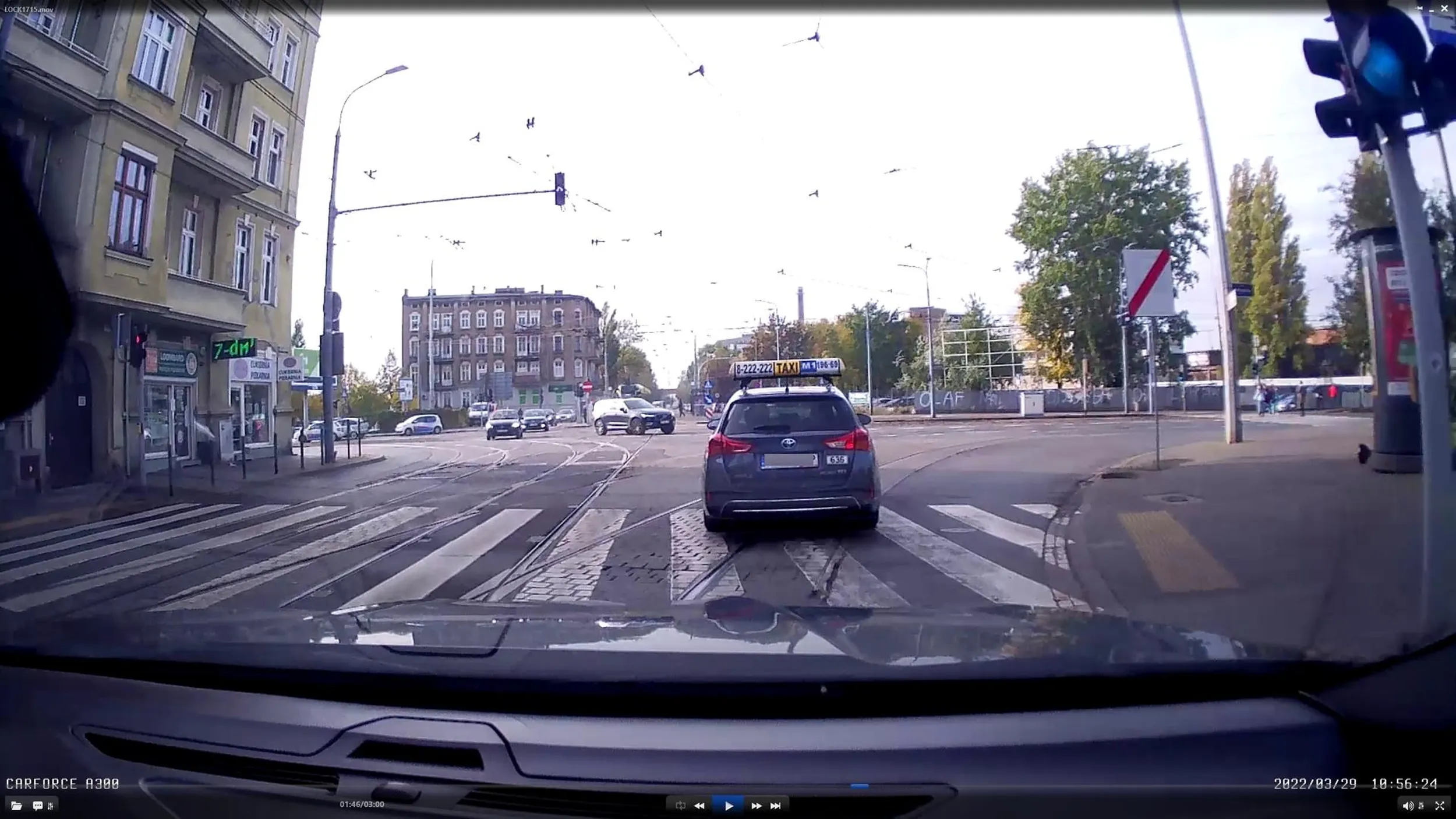 Skręt na zakazie, wymuszenie pierwszeństwa i nieprzepuszczenie pieszych na ich zielonym. W skrócie:  D-E-B-I-L