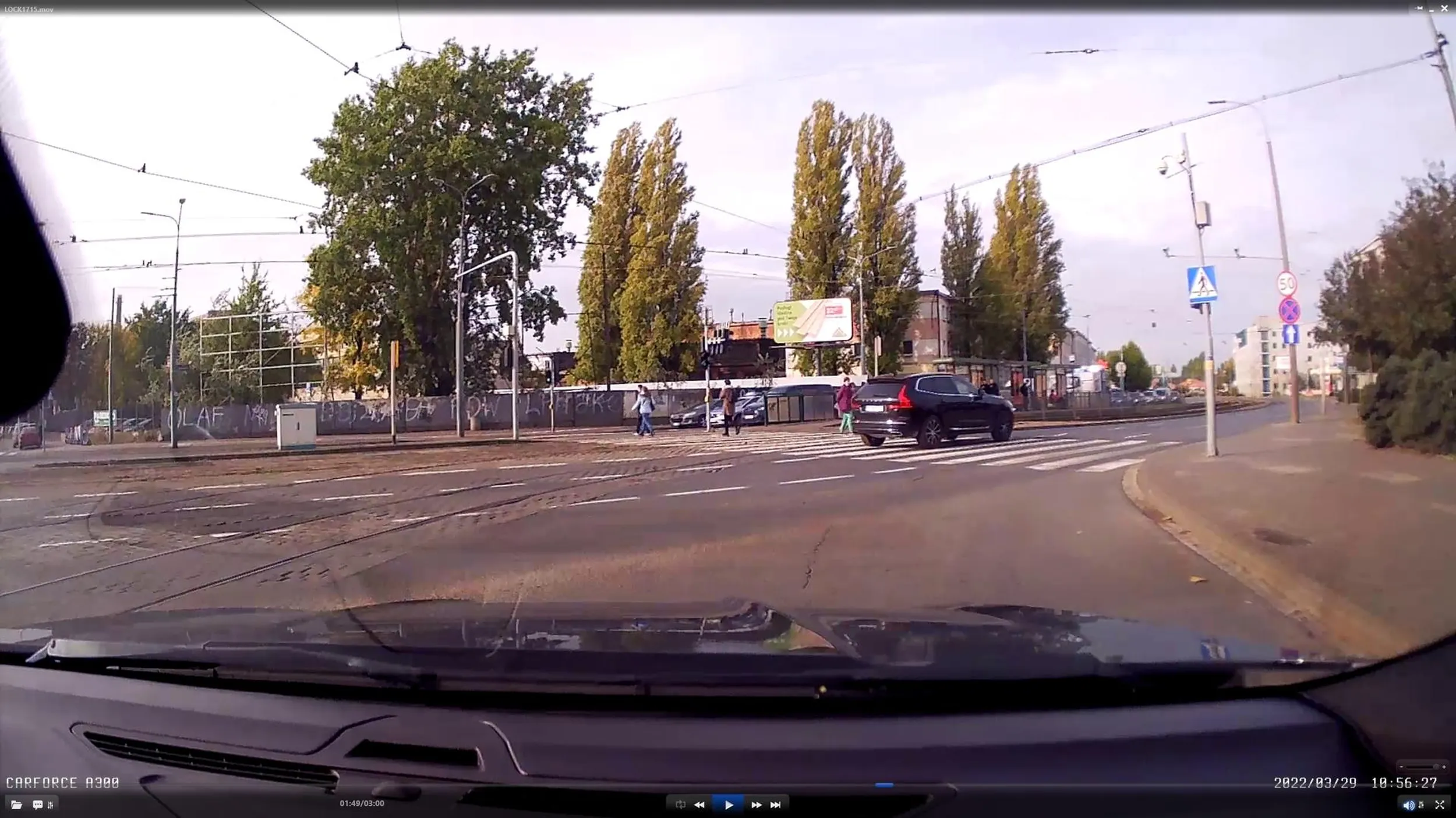 Skręt na zakazie, wymuszenie pierwszeństwa i nieprzepuszczenie pieszych na ich zielonym. W skrócie:  D-E-B-I-L