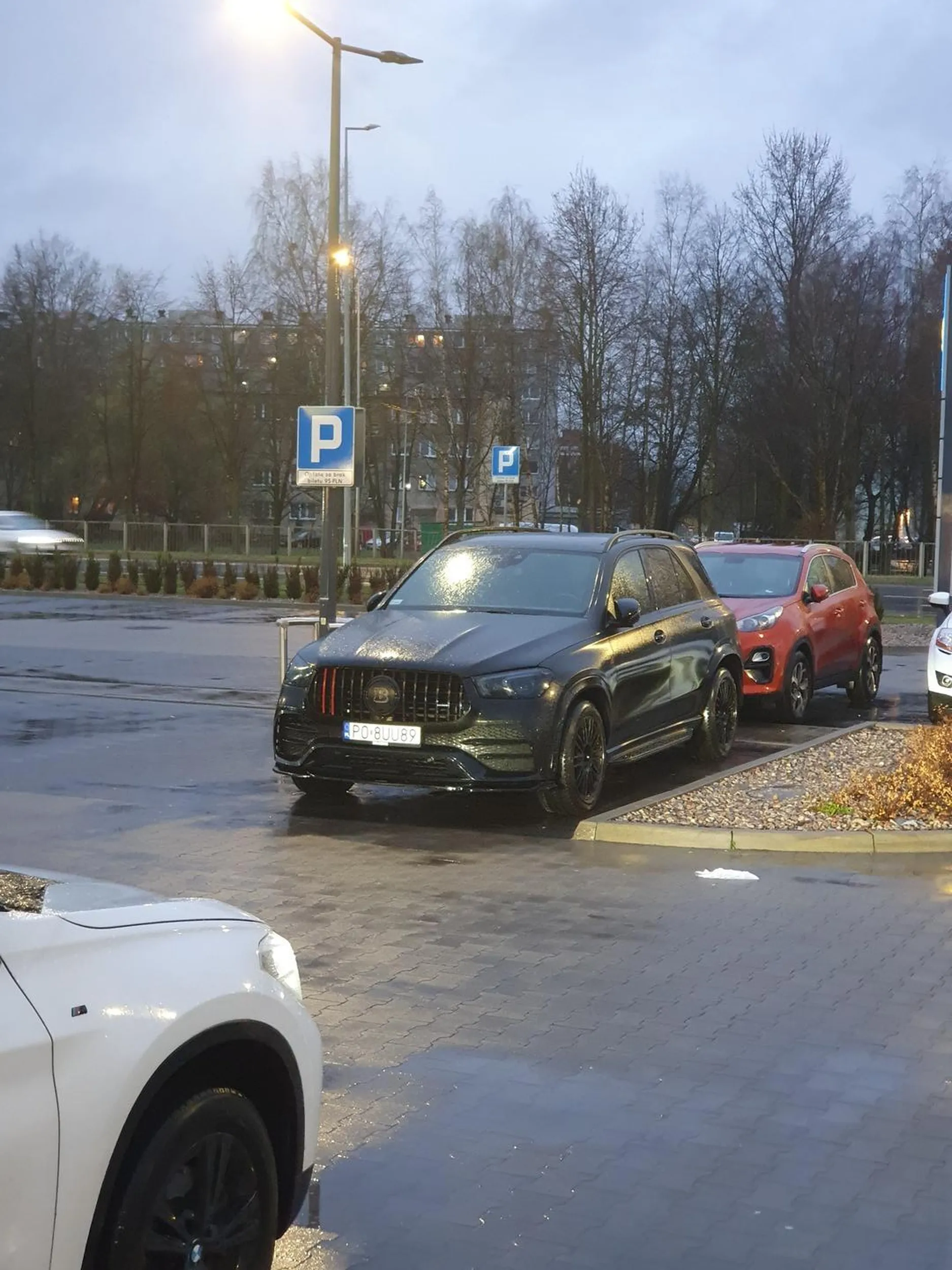 Ciemny Brabus a w nim blondyna, która jeździ jak szalona