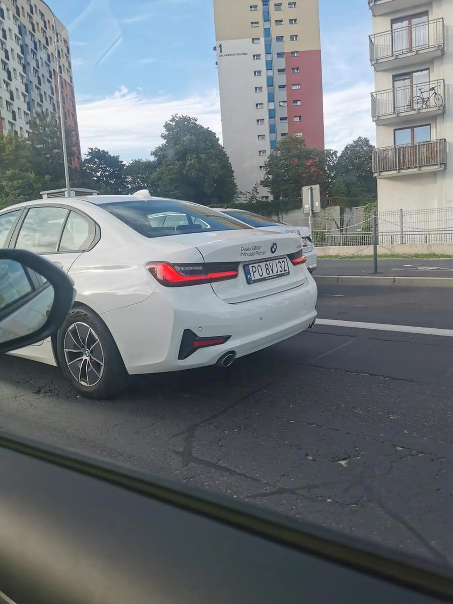 Dealer BMW zapomina zweryfikować umiejętności osób którym udostępnia auta. Łysolek agresorek który zapomina że dostał w pakiecie lusterka i kierunkowskazy