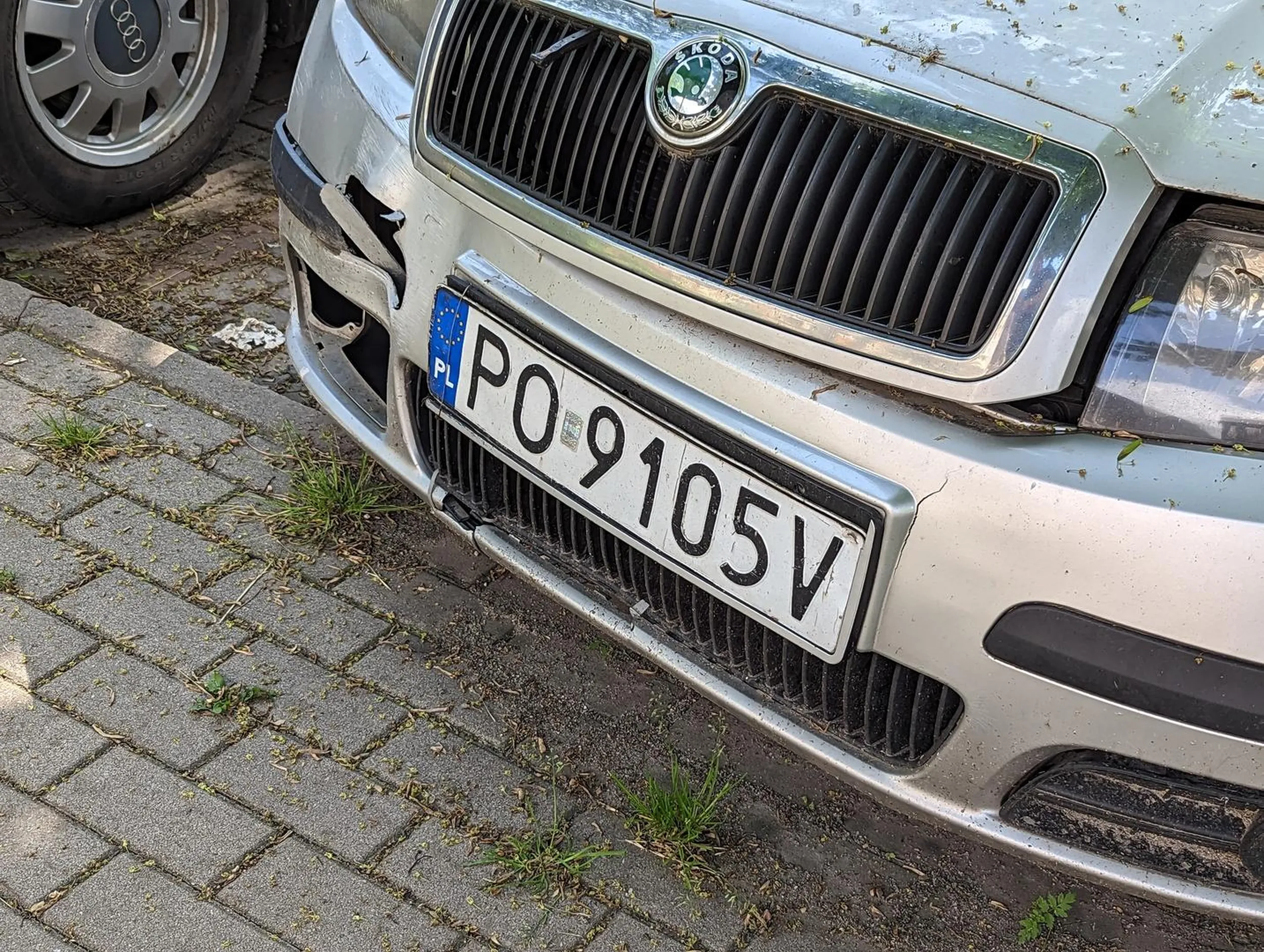 Zniszczona fabia od 3 miesięcy blokuje miejsce parkingowe w kamiennej górze.