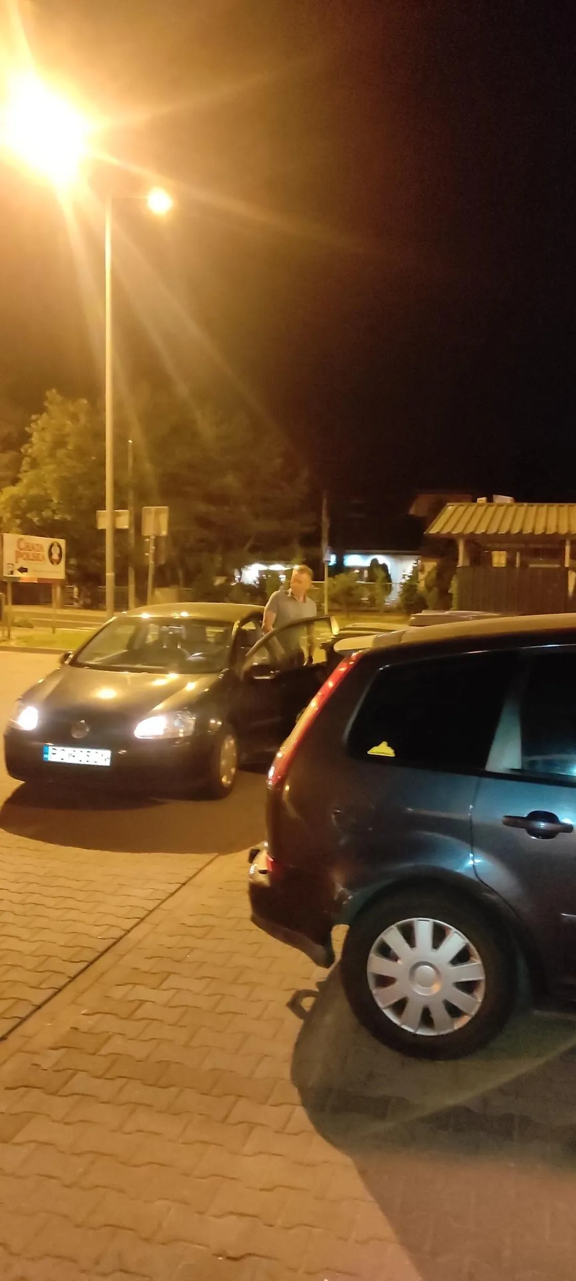 Ki kierowca wyrzuca i podrzuca śmieci nie do swojego śmietnika.