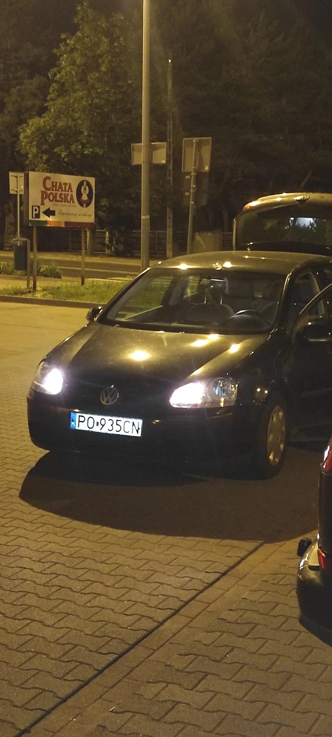 Ki kierowca wyrzuca i podrzuca śmieci nie do swojego śmietnika.