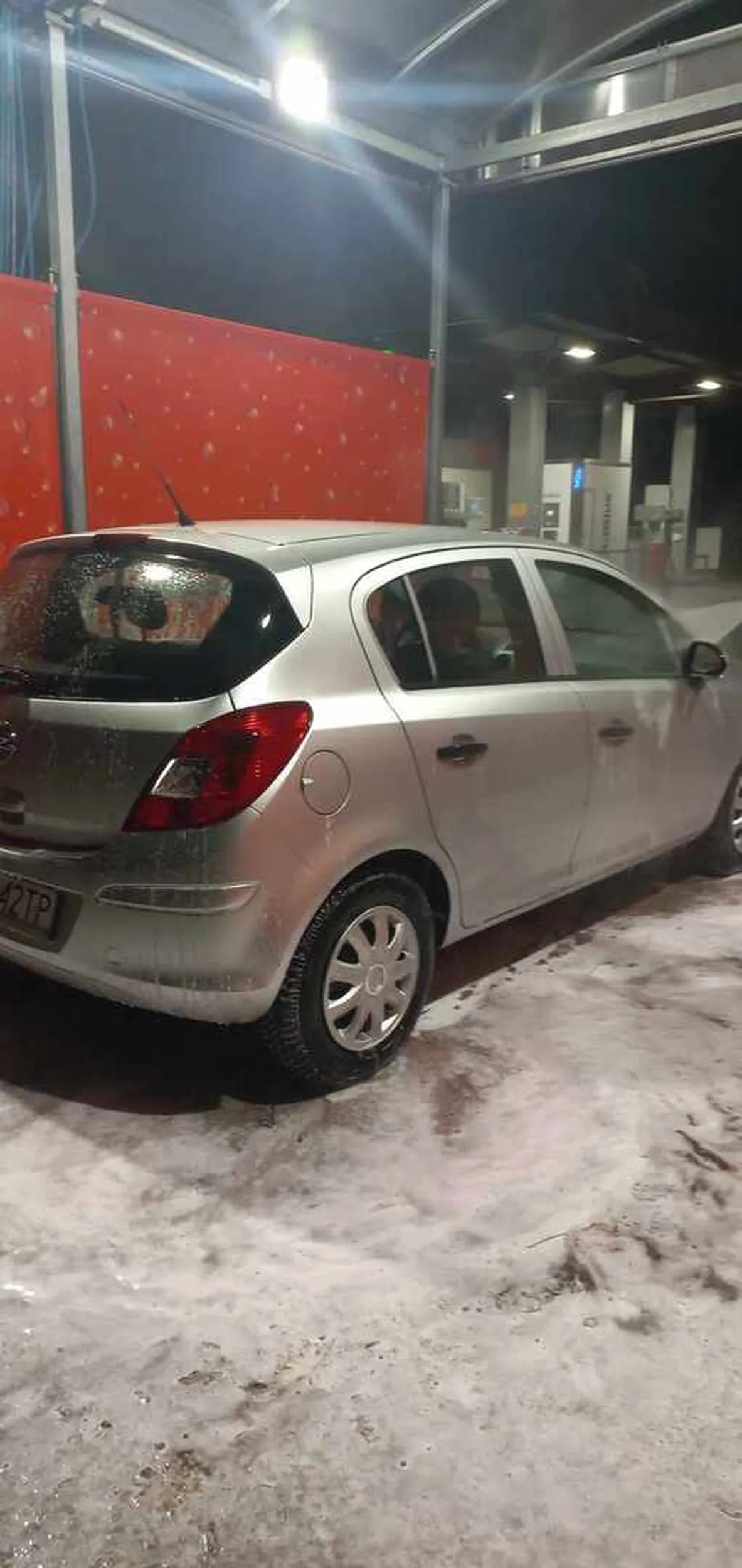 WARIAT, NIE UMIE KIEROWAĆ. JEDZIE NA WSTECZNYM POD PRĄD!!! Na myjni myje auto w środku Karcherem...