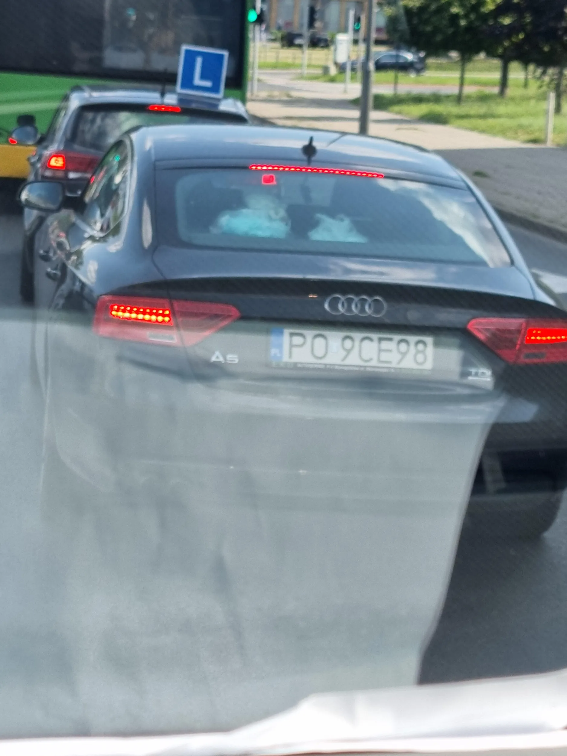 Typowa blondi za kółkiem ryj w telefonie dwa razy przez jej manewry musiałem gwałtownie hamować bo bym w nią wjechał. Na koniec popis akrobatyki pewnie też patrzyła w telefon i jechała dwoma pasami naraz. Nie pozdrawiam.