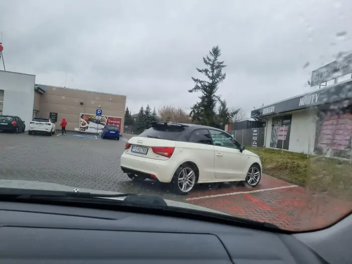 nie no kurde, mistrz parkowania.