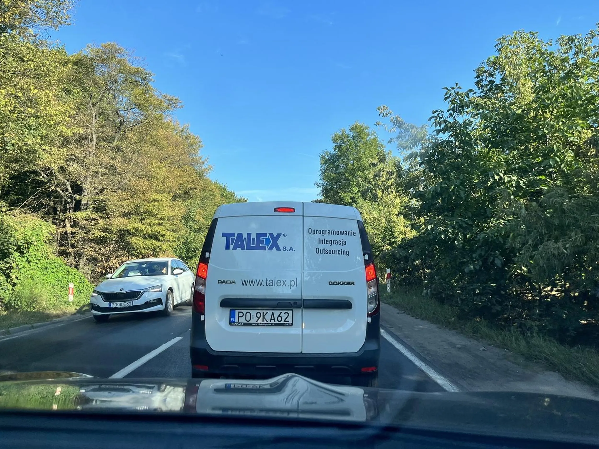 Kierowca tamuje ruch, wpuszcza wszystkich z pasa do prawoskrętu, mimo, ze jedzie prosto. Od 5 minut stoję w miejscu, ponieważ panu nie spieszy się w pracy. Nie szanuje pracodawcy i innych kierowców. Nie pozdrawiam