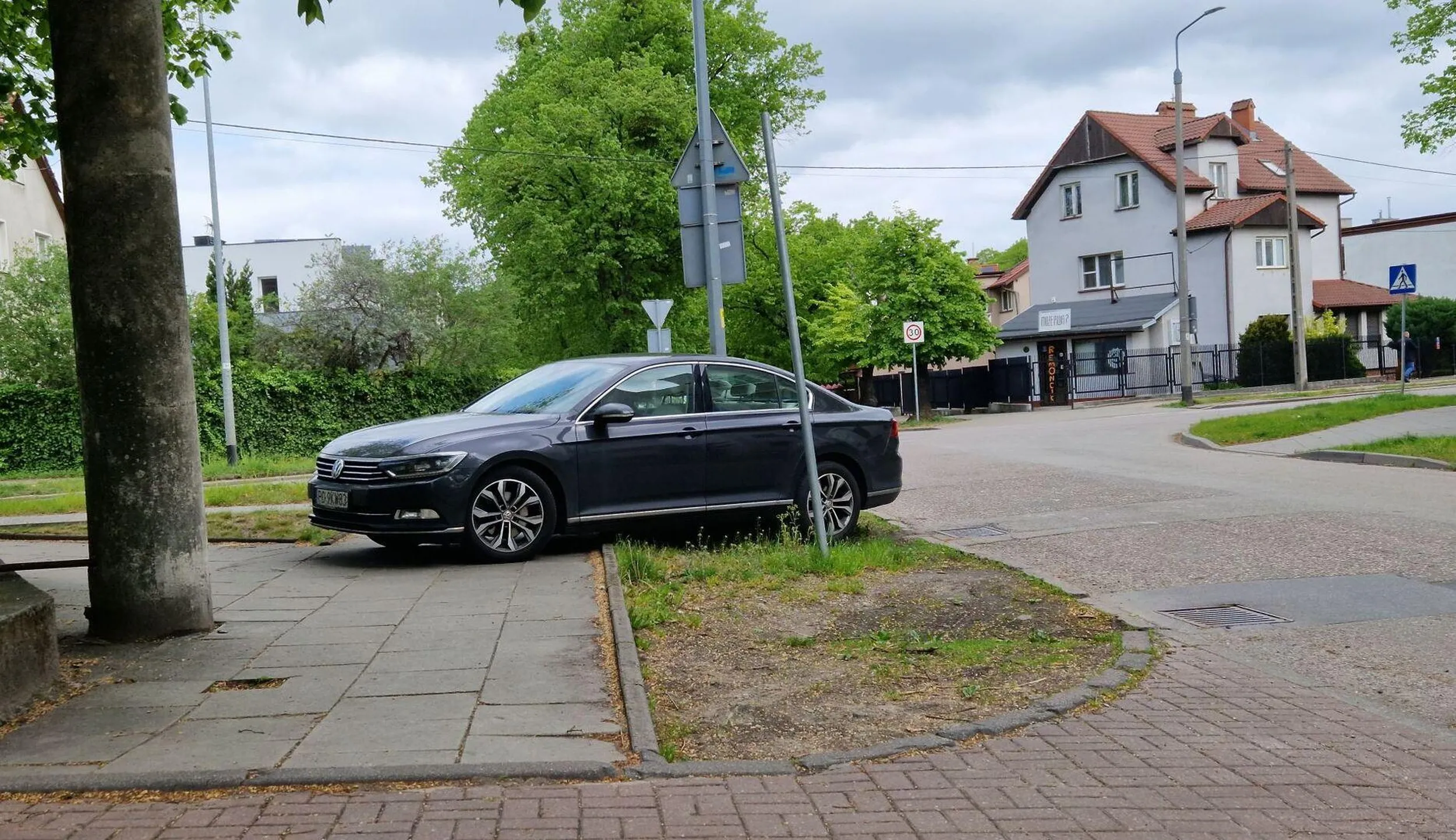 Parkowanie po poznańsku na gdańskiej ulicy Słowiańskiej