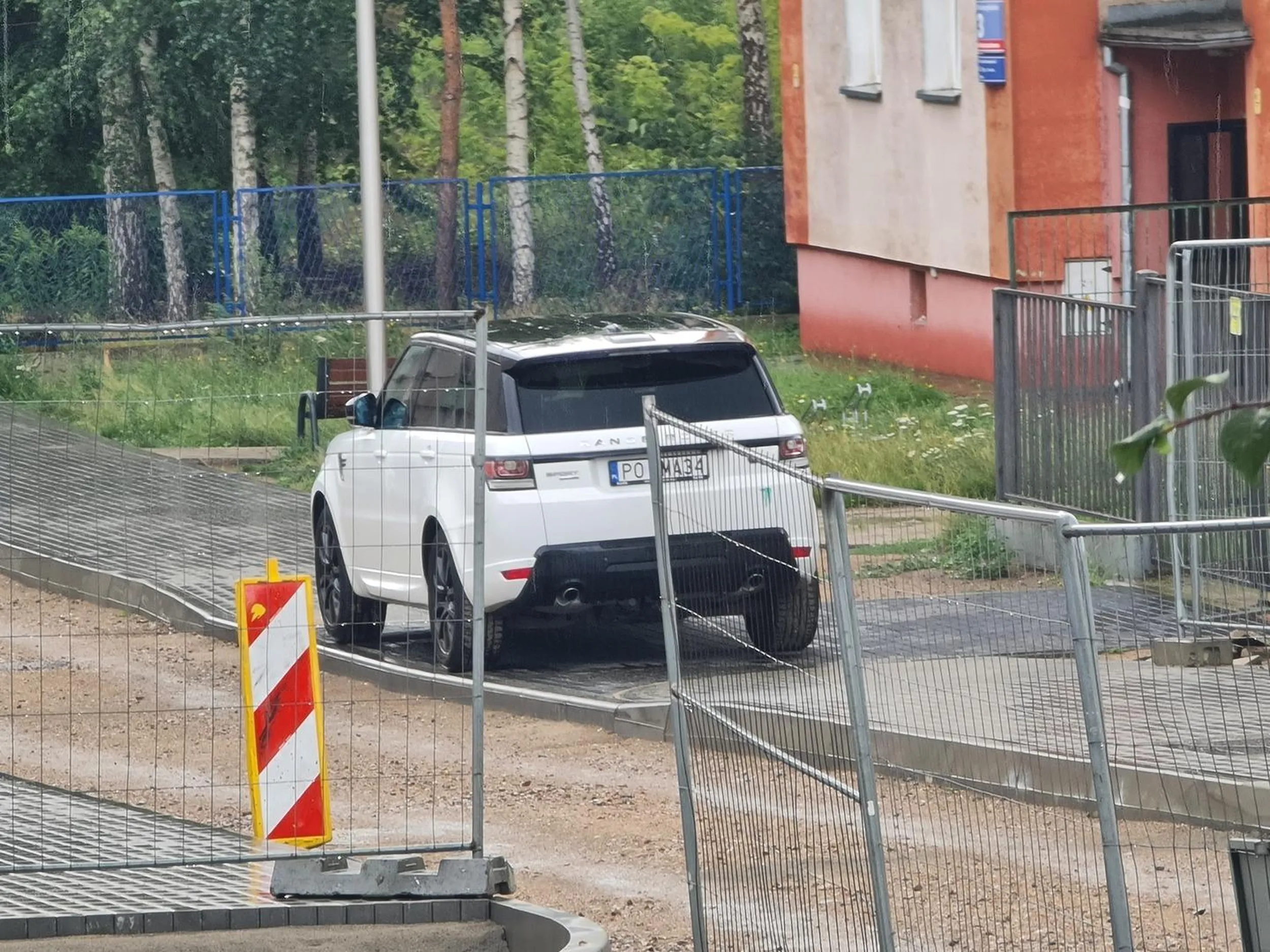 Po pierwsze zastawianie wiazdu na teren żłobka miejskiego, oraz niszczenie chodnika i krawężnika który jest jeszcze w trakcie remontu. Chamstwo nie spotykane, ponieważ w przypadku uszkodzenia nawierzchni nowego chodnika, uprzykrzy życie ludziom z niego korzystającym na wiele lat. Nic tylko zgłaszać na policję.