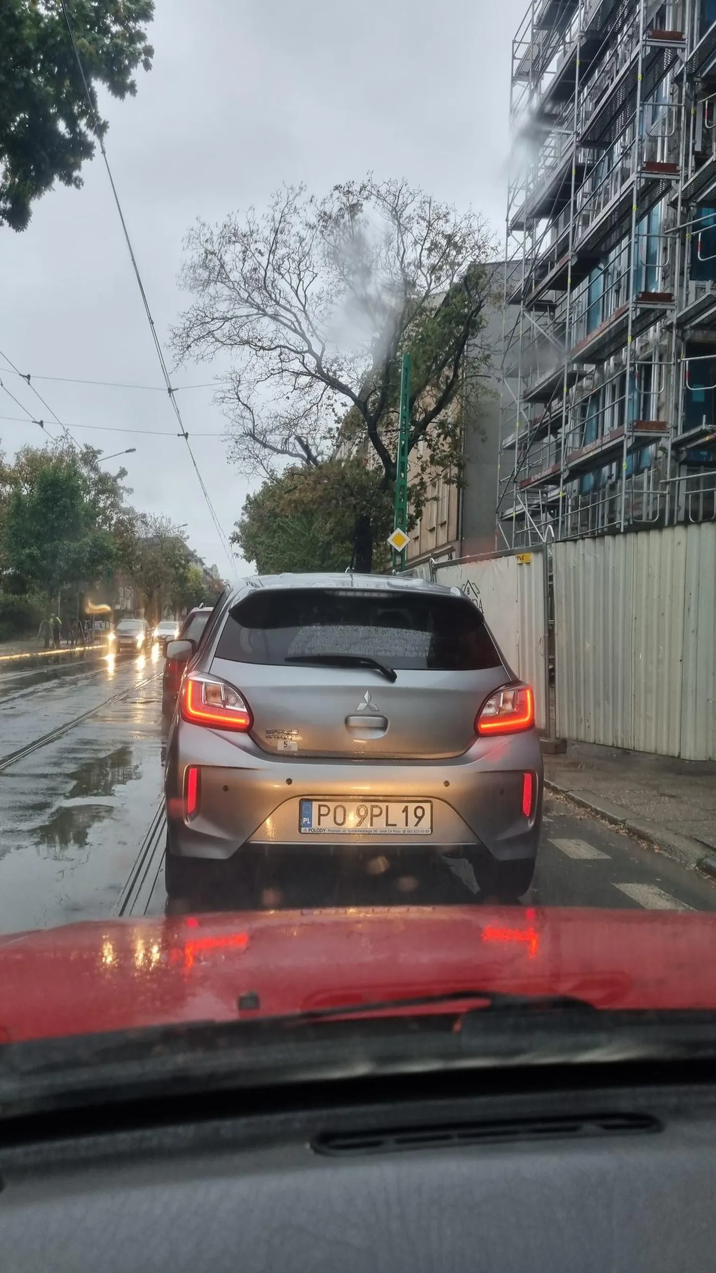 Wlasciciel auta prawdopodobnie pod wplywem substancji odurzających, w rejonie wildy najpierw włączył sie bardzo agresywnie do ruchu omal nie powodując wypadku (gdybym gwaltownie nie zachamowała) a nastepnie w okolicy przystany twgo wykostkowanego, jadac w strone ulicy hetmanskiej od strony wierzbięcic, na pasach doslownie "wjechal" pod nogi dwum wtarezym panom "wymijajac" ich na pasach, doslownie na centymetry unikając (powodując!) wypadku (panowie byli na przejsciu wczesniej i bylo widac ich z daleka) wlasciciel raz przyspiesza raz hamuje, na kolejnych pasach znow wymusil pierwszenstwo na szczecie nie stwarzajac tak wielkiego zagrożenia jak poprzednio