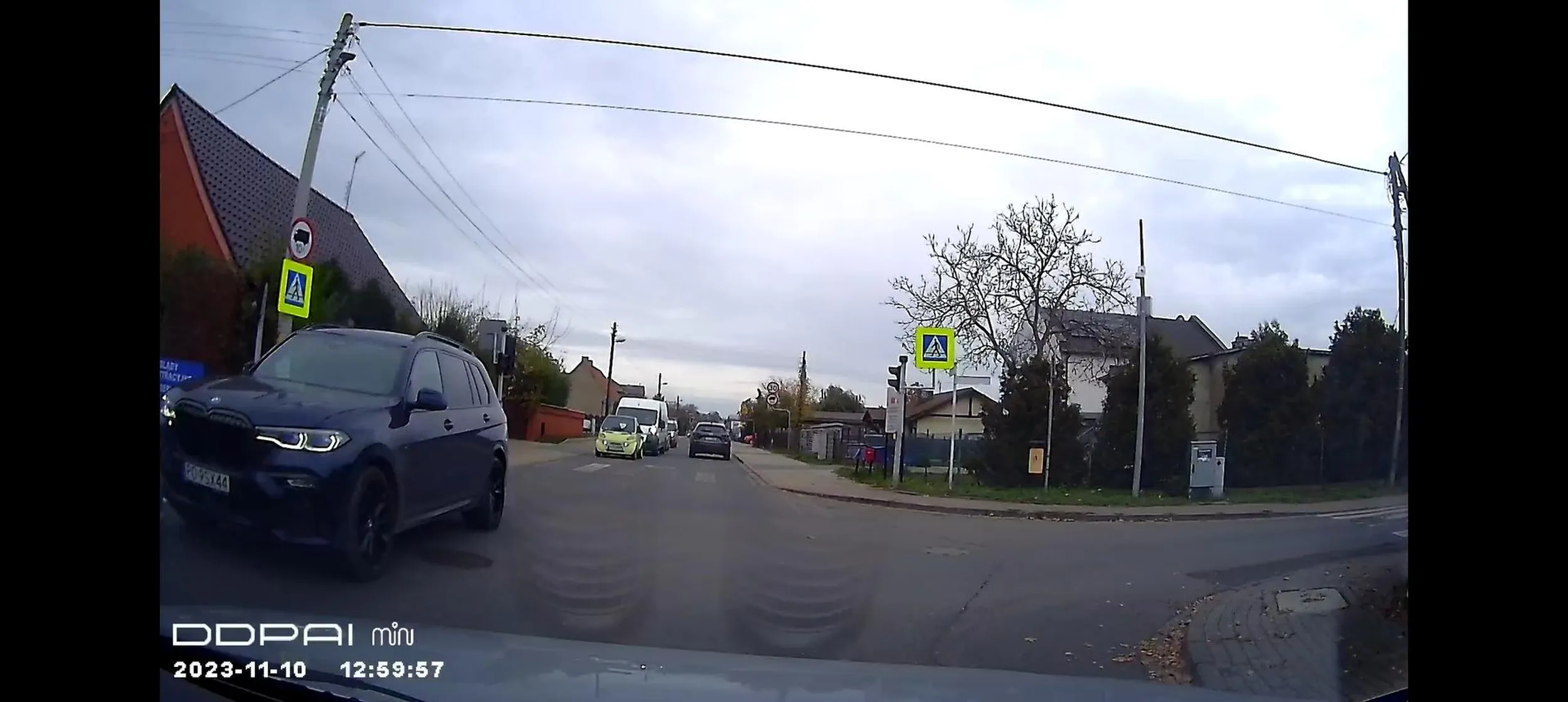 Mistrz Kierownicy (nie) ucieka - zablokował całe skrzyżowanie i - mimo możliwości wycofania kawałek - na trąbienia innych kierowców reagował śmiechem i pukaniem się w czoło. Nie wiem, w jakich chipsach znalazłeś prawo jazdy, ale lepiej wymień je na kartę rowerową.