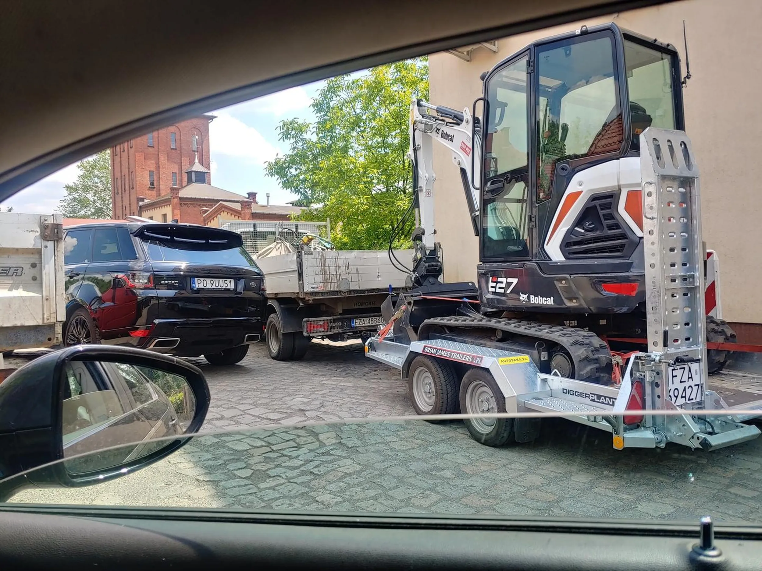 stara baba nie umiejąca jeździć i parkować, parkuje zastawiając drogę wjazdową, gdy wszyscy ja strąbili i wezwali straż miejską ledwo nakręciła swoim autkiem za 600.000zł mimo kamer 360 w wypiasionej furze musiała wstawać i patrzeć czy dobrze skręca na pustym placu, nagrałem ten kabaret, niech sobie kupi jeszcze droższe felgi dla lansu bo te tylko 22" chamska i prostacka