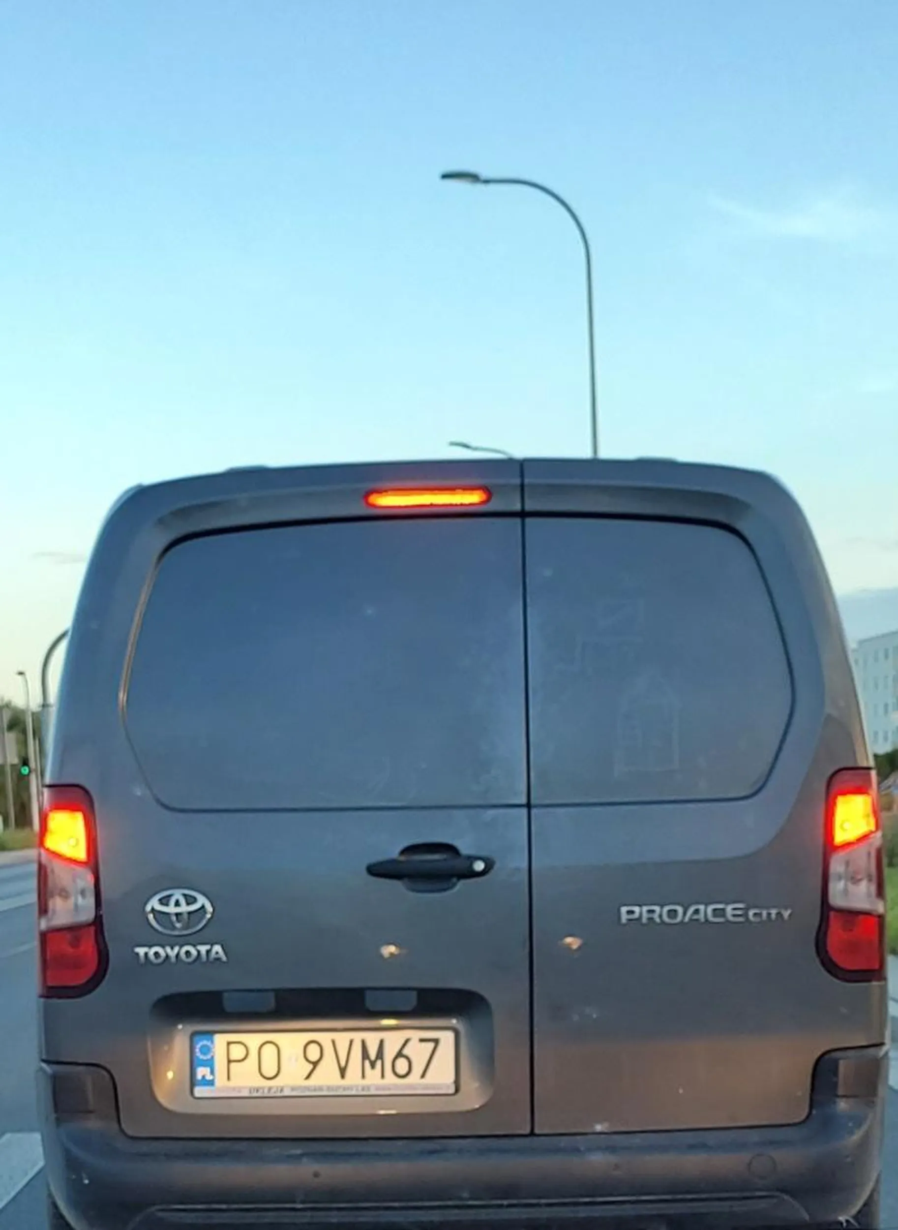 Nie zna przepisów, jeździ "na stłuczkę" i kierunkowskaz go parzy. Prawko z lejsów.