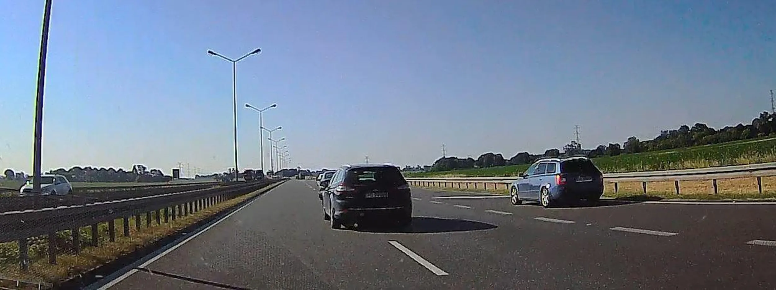 Pamiętaj Czytelniku, jeżeli jedziesz prawym pasem, lewym wyprzedza Cię inny pojazd, a na pasie włączania pojawi się jakieś kolejne auto, to koniecznie musisz wjechać pod koła temu pojazdowi na lewym pasie, żeby temu z pasa włączania zrobić miejsce (którego on i tak nie wykorzysta xD). Inaczej po prostu jest zbyt bezpiecznie na autostradzie. Zwłaszcza, gdy przewozisz w swoim Mondeo MKIV swego kaszojada, to wtedy taki manewr najwyraźniej jest wręcz obowiązkowy.