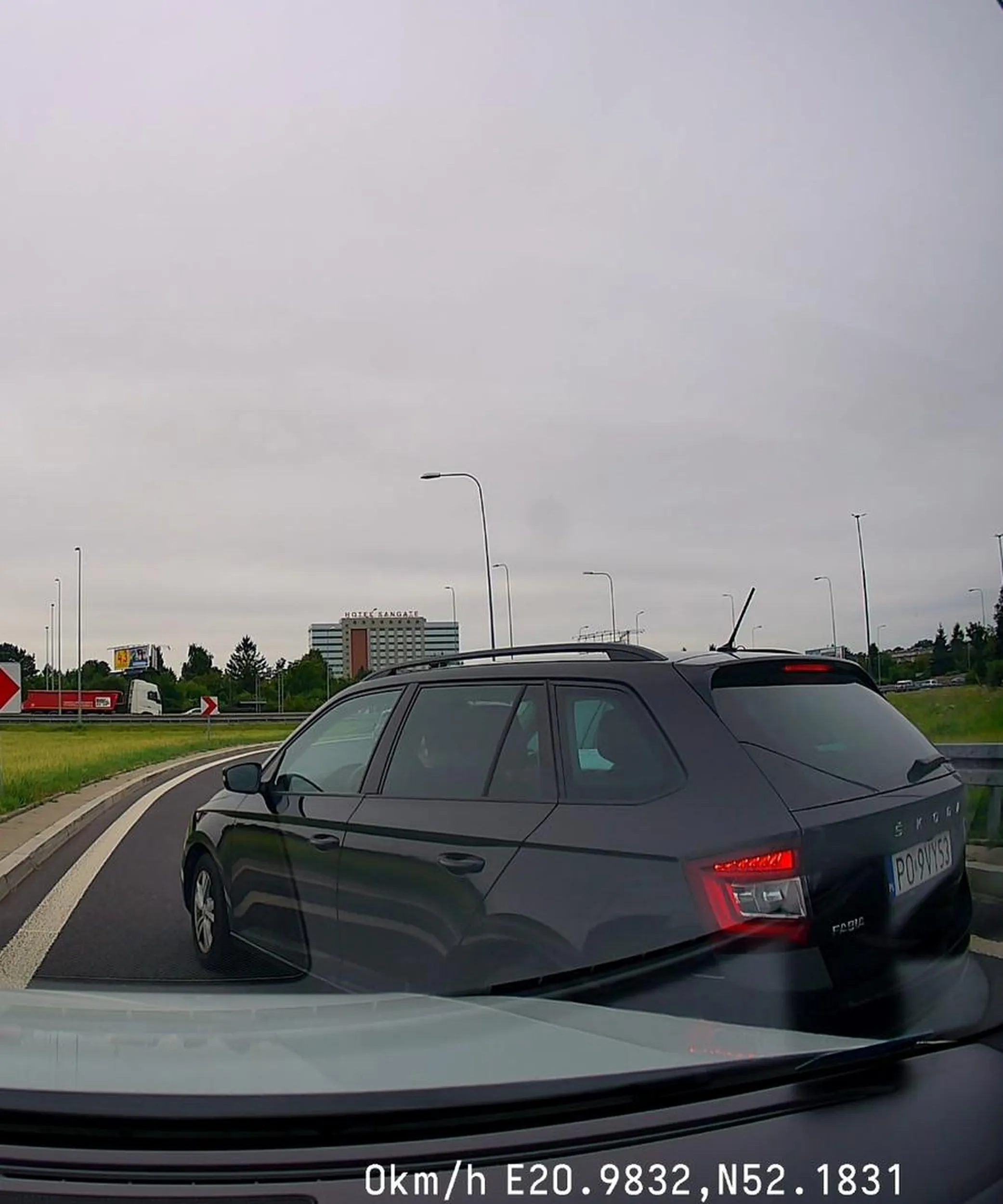 Uwaga, zdesperowany stary dziad, szeryf. Sam sobie nie radzi z jazdą samochodem i jeszcze utrudnia to innym i stwarza niebezpieczeństwo na drodze.