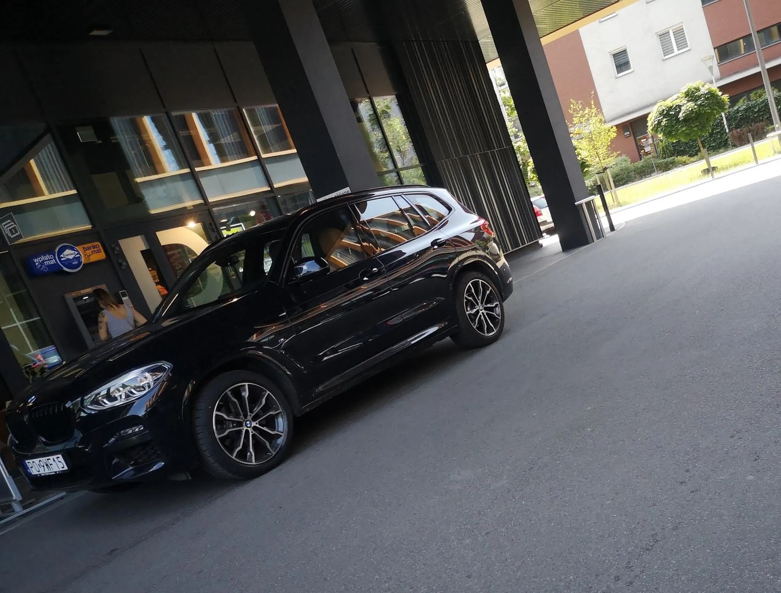 Królewna niezdolna do przejścia 10 m na miejsce parkingowe, więc blokuje przejazd, jednocześnie blokując bankomat i kłócąc się z konsultantem