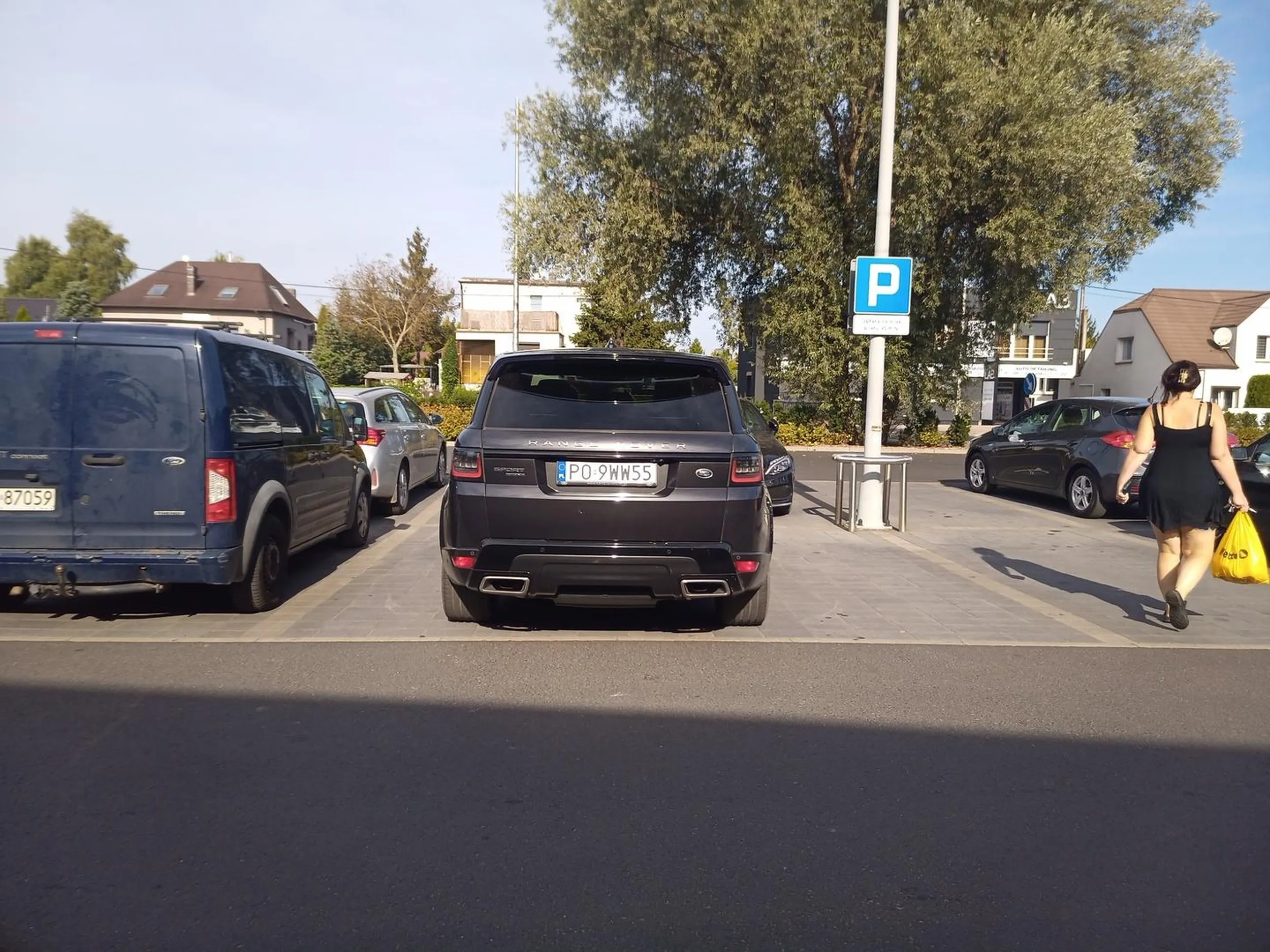 Gratulacje dla Pani o wiadomym kolorze włosów. Zajęte 2 miejsca, 0 wyrzutów sumienia po zwróceniu uwagi.