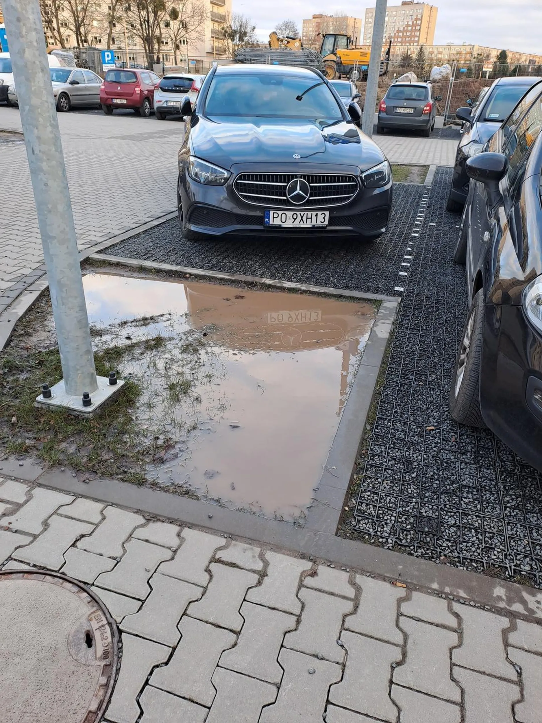 Kierowca nie potrafi zaparkować w liniach. Może przed wyjściem z domu powinien poćwiczyć w kolorowankach aby nie wyjechać poza linie