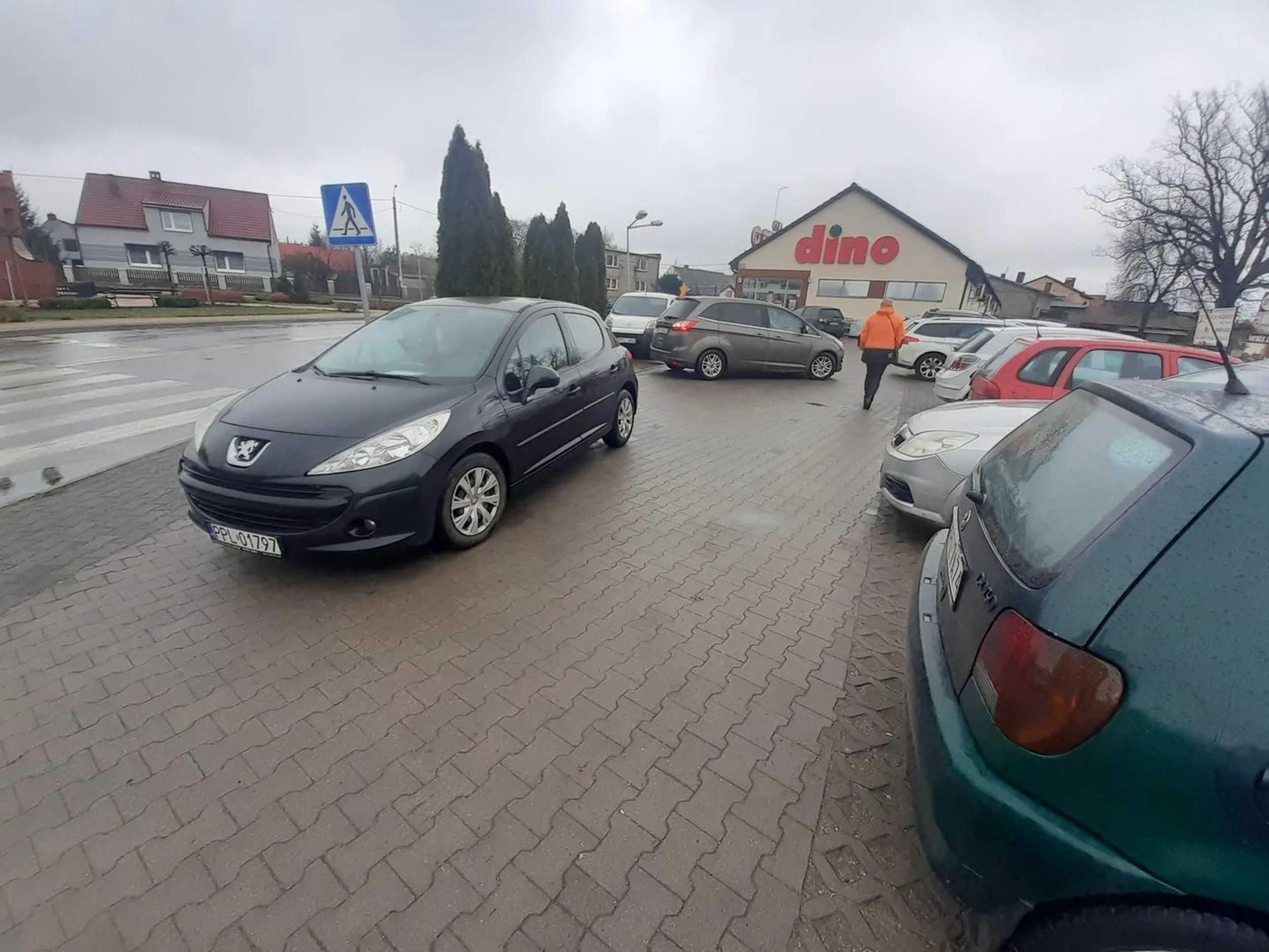 Kierowca uniemożliwia wyjechanie z miejsca parkingowego.