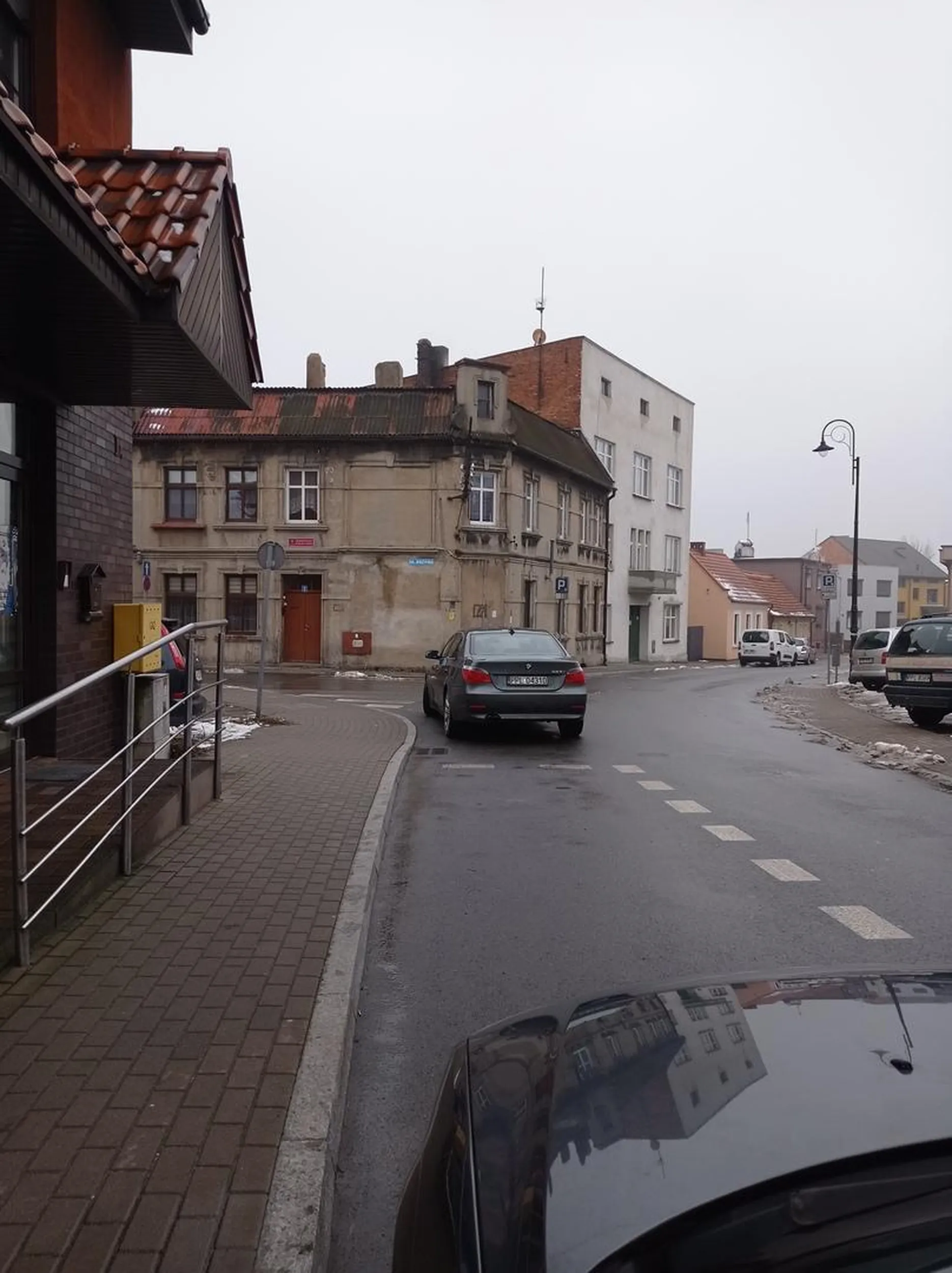 Panu w BMW chyba się spieszyło, ale cały parking wolny za mną i przede mną ale pan musiał nie trafić ?