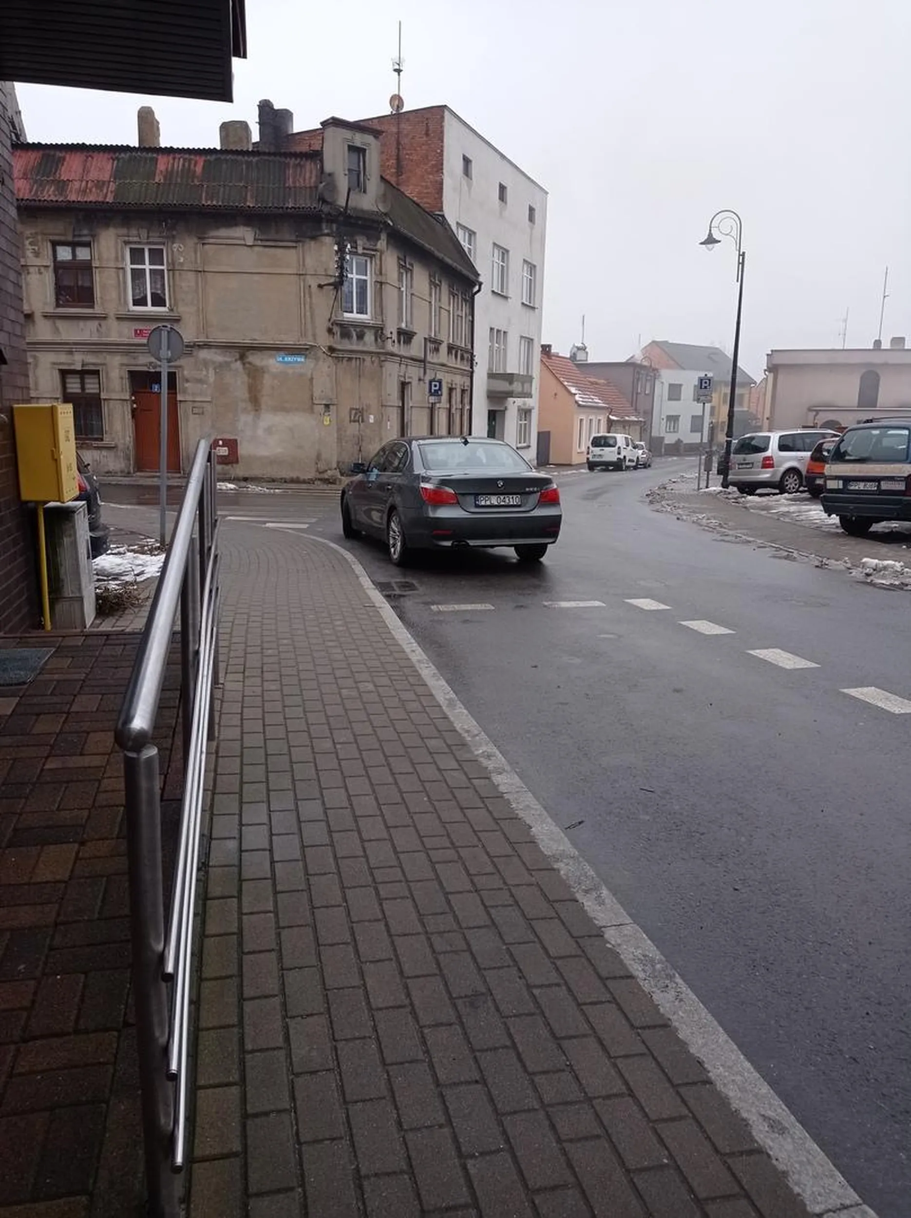 Panu w BMW chyba się spieszyło, ale cały parking wolny za mną i przede mną ale pan musiał nie trafić ?