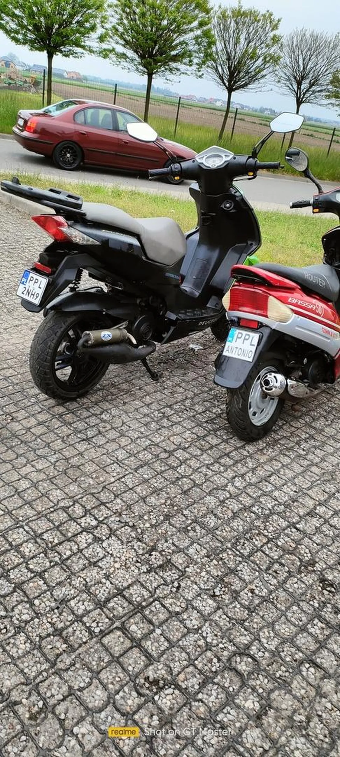 Kierowca skutera Peugeot jechał chodnikiem razem z swoim 10 letnim synem który jechał na drugim nie zarejestrowanym skuterze. Gdy przemieszczał się po chodniku prawie we mnie wjechał we mnie