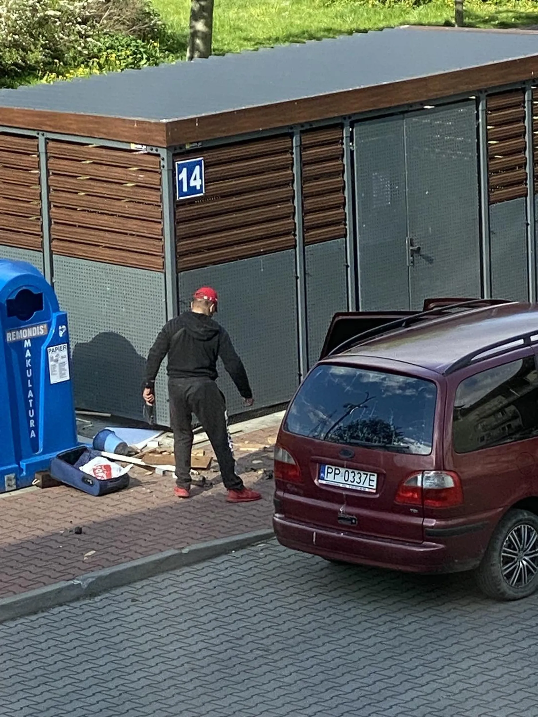Koleś przyjeżdża pod osiedlowy parking, wynajduje jakieś stare meble zostawione za śmietnikiem, ćwiartuje je toporkiem, odzyskuje z nich płyty, robiąc przy tym ogromny syf dookoła, a na koniec zostawiając syf odjeżdża. I oczywiście na głowie dumna czerwona czapka z białym orłem i napisem POLSKA.