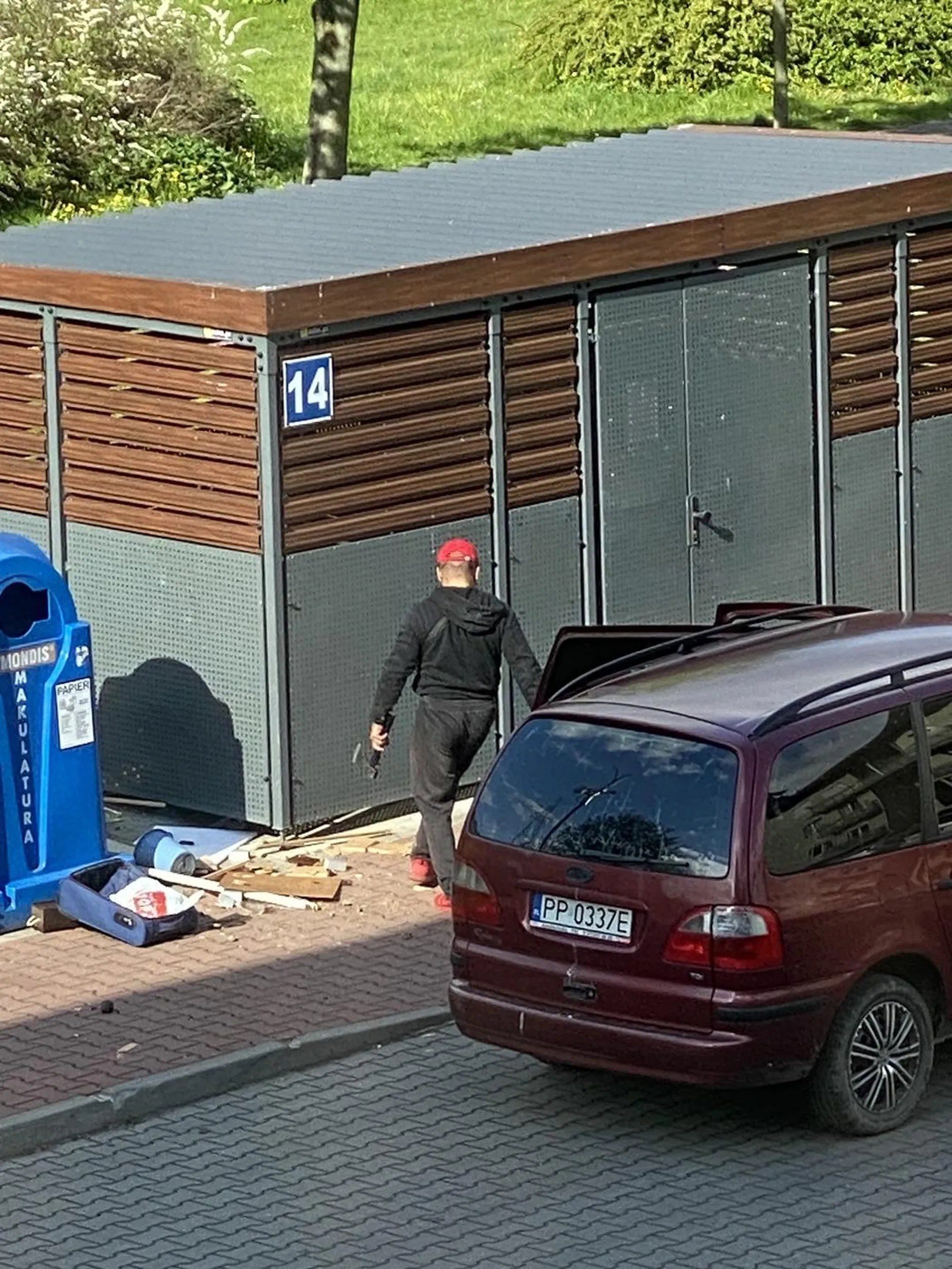 Koleś przyjeżdża pod osiedlowy parking, wynajduje jakieś stare meble zostawione za śmietnikiem, ćwiartuje je toporkiem, odzyskuje z nich płyty, robiąc przy tym ogromny syf dookoła, a na koniec zostawiając syf odjeżdża. I oczywiście na głowie dumna czerwona czapka z białym orłem i napisem POLSKA.