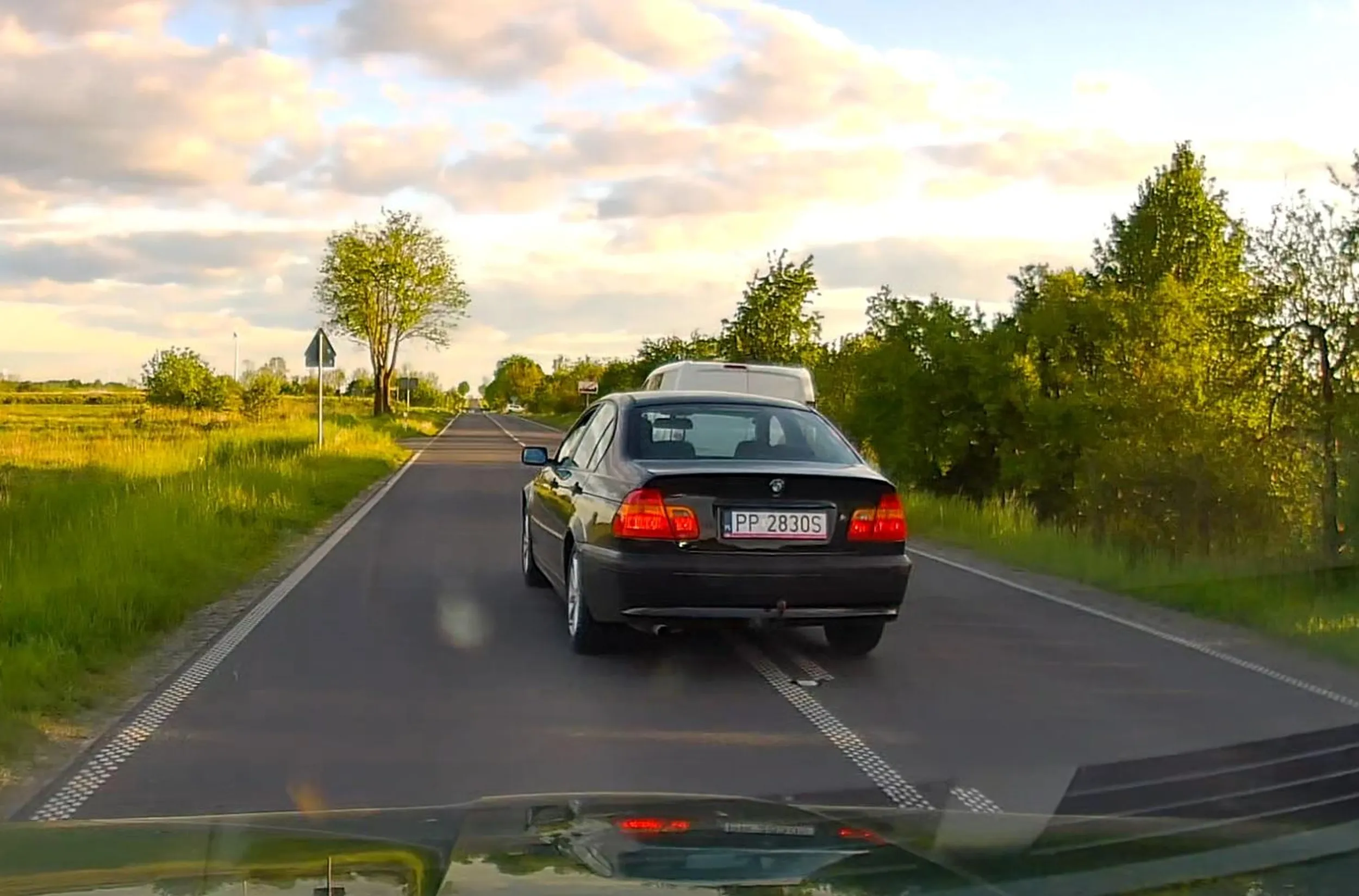 18.05.2023 przy wyprzedzaniu nie patrzy w lusterka i wymusza pierwszeństwo. Nie wiem tylko co to za smak chipsów.