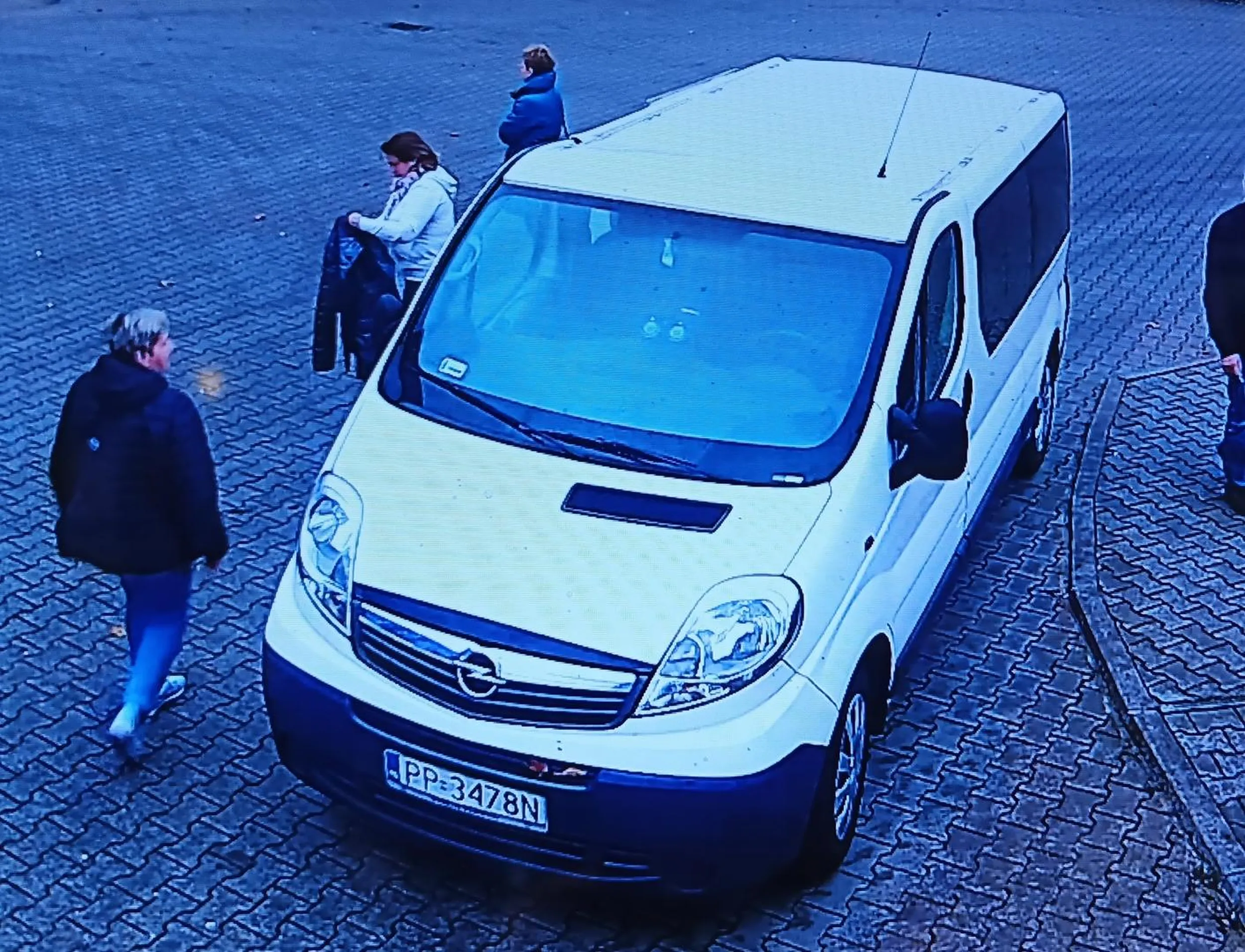 W teorii transport osobowy. W praktyce transport bydła. Pasażerowie niestety udają głuchoniemych (brak reakcji na dzień dobry i do widzenia), zostawiający straszny syf na toaletach. Oby jak najmniej takich barbarzyńskich hord na drogach.