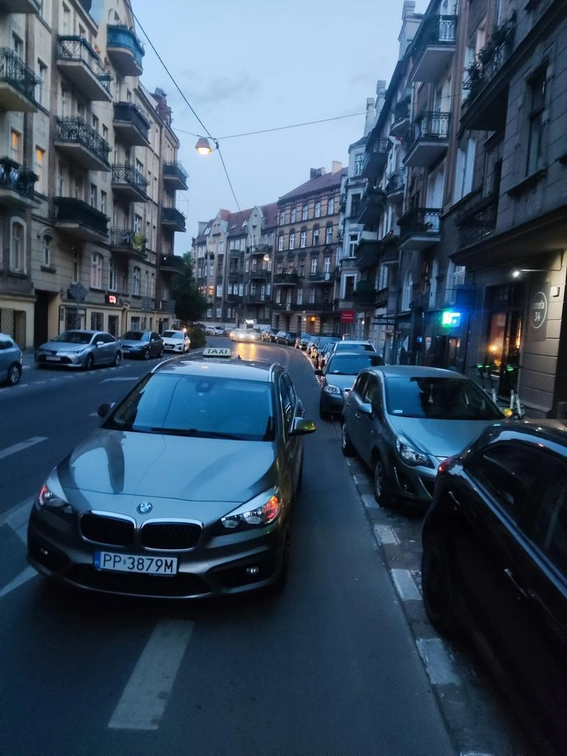 Blokuje przejazd rowerowy i pas ruchu.