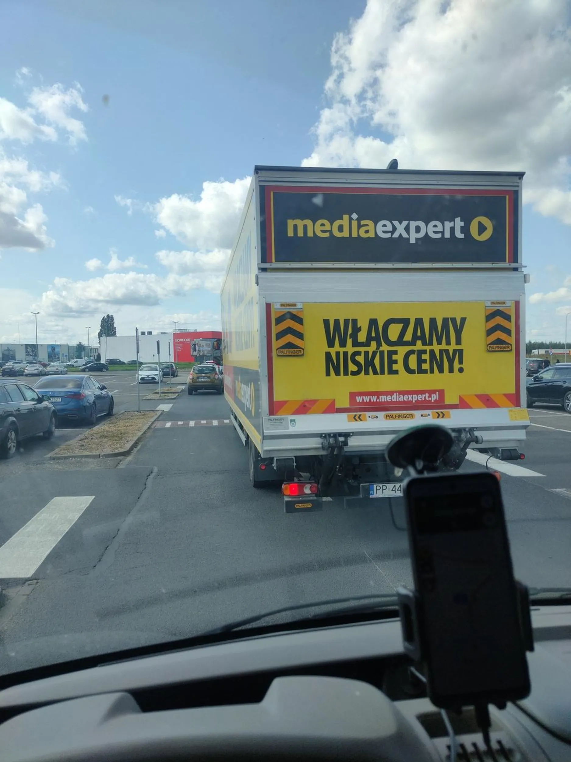 Szeryf z Media Expert... szeryfuje blokując 2 pasy...