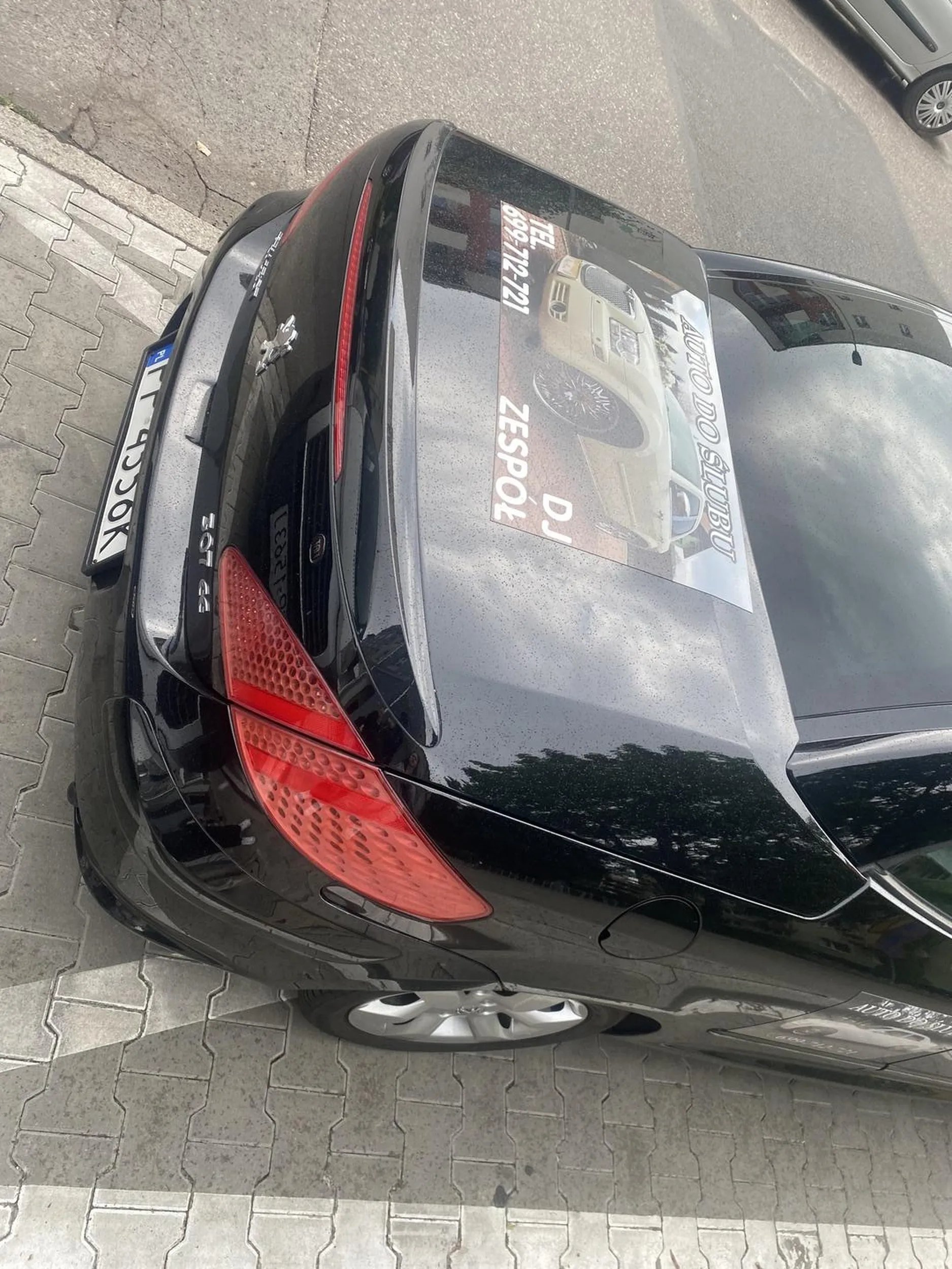 Okropny stary pan, przejechał nam przed nosem jak byłyśmy w połowie pasów. Kiedy spytałam czy nas nie widział zachowywał się agresywnie i twierdził ze jesteśmy krowami bo nie widziałyśmy ze on jedzie zaparkować