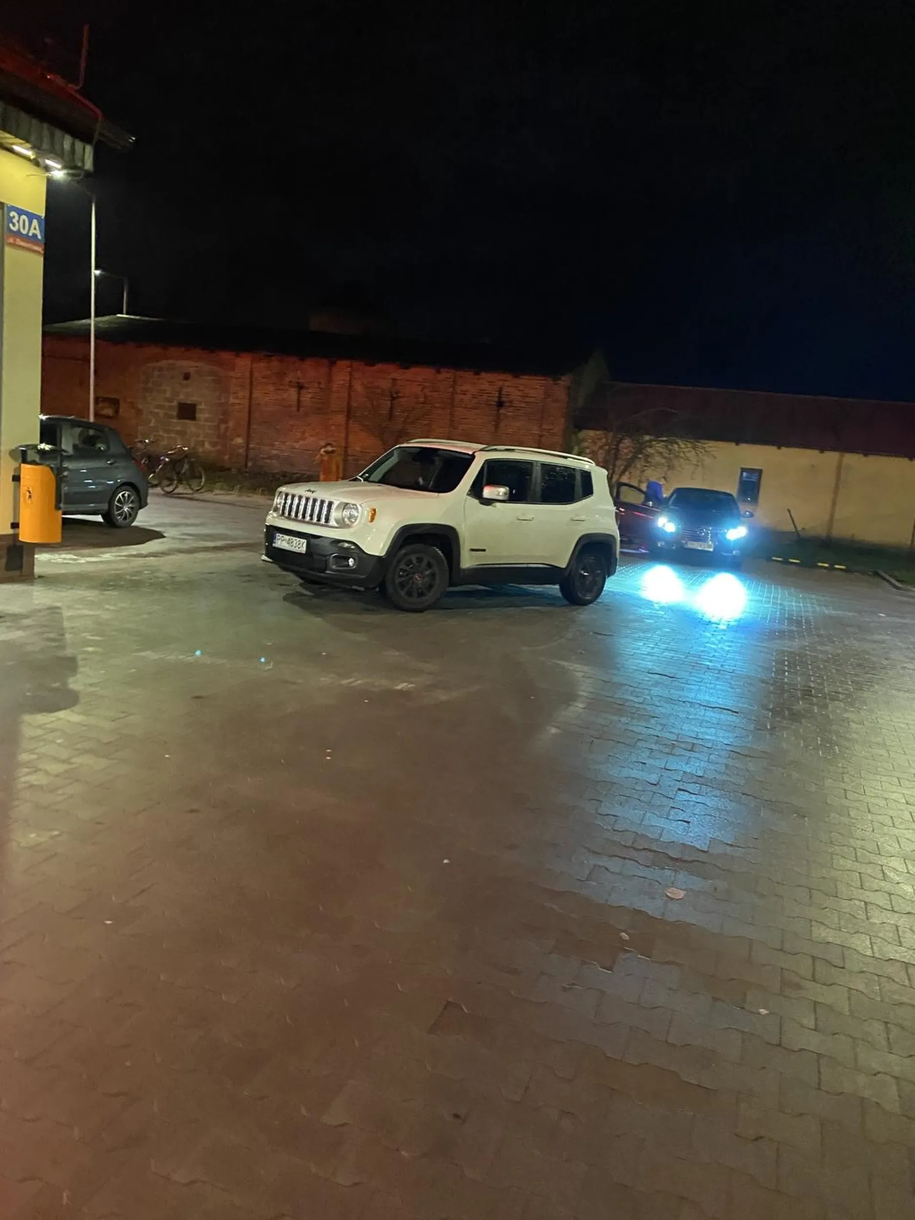 Nauka parkowania chyba ominęła tego pana na jazdach