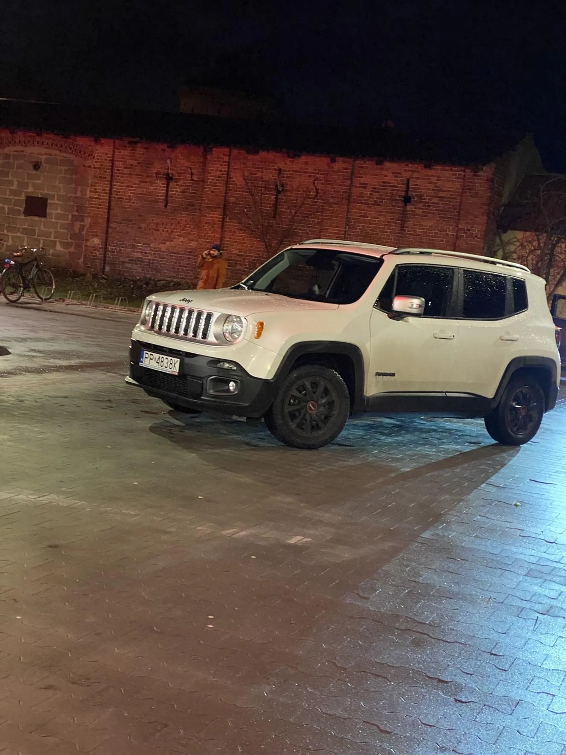 Nauka parkowania chyba ominęła tego pana na jazdach