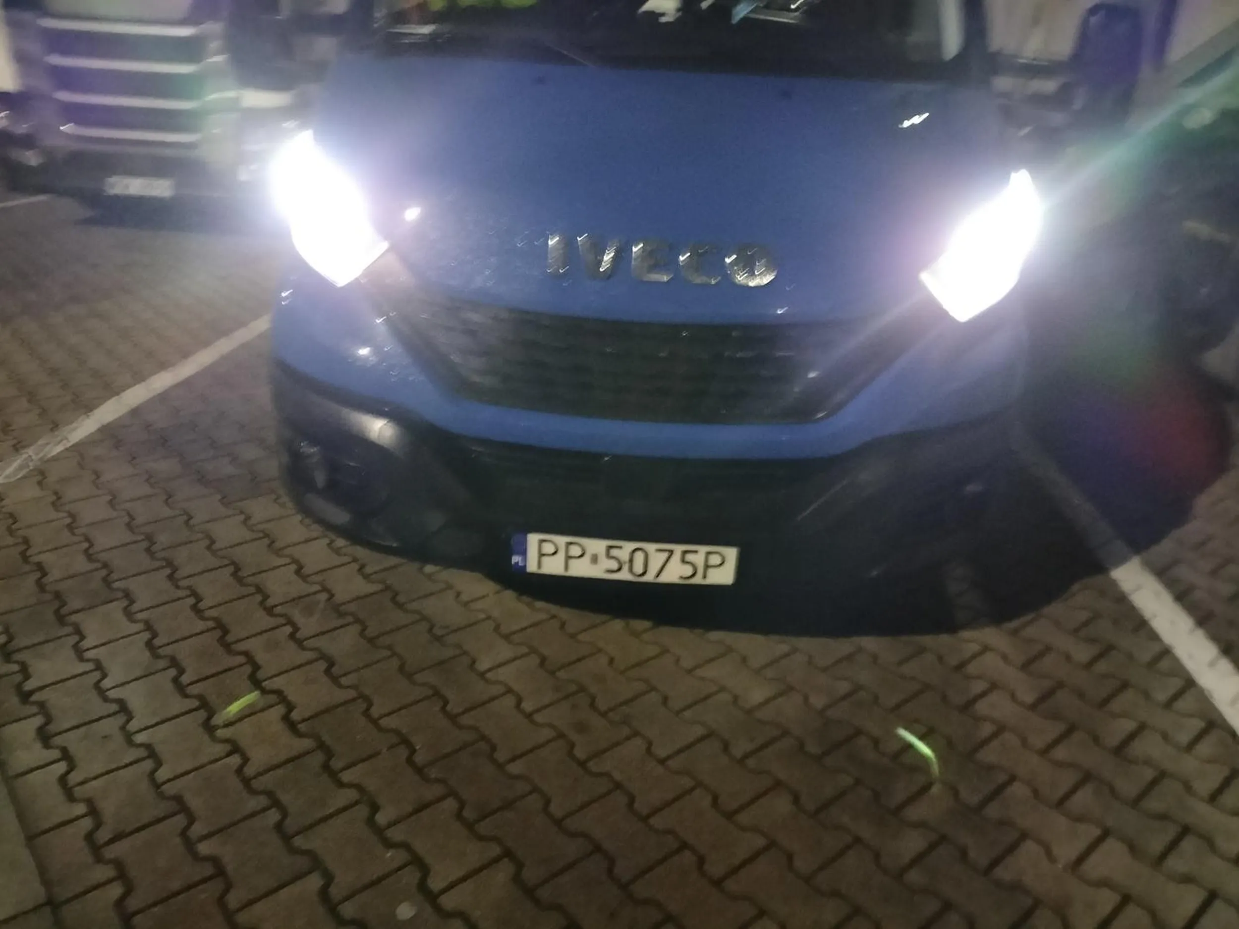 Wredny złośliwy cham stanął na parkingu dla ciężarówek , małym Iveco z lawetą z  zapalonymi światłami i odpalonym motorem. Na prośbę o zgaszenie silnika bo jest noc 4: 30 odparł że mogę jechać na inny parking albo cieszyć się że nie jest z chłodnią.