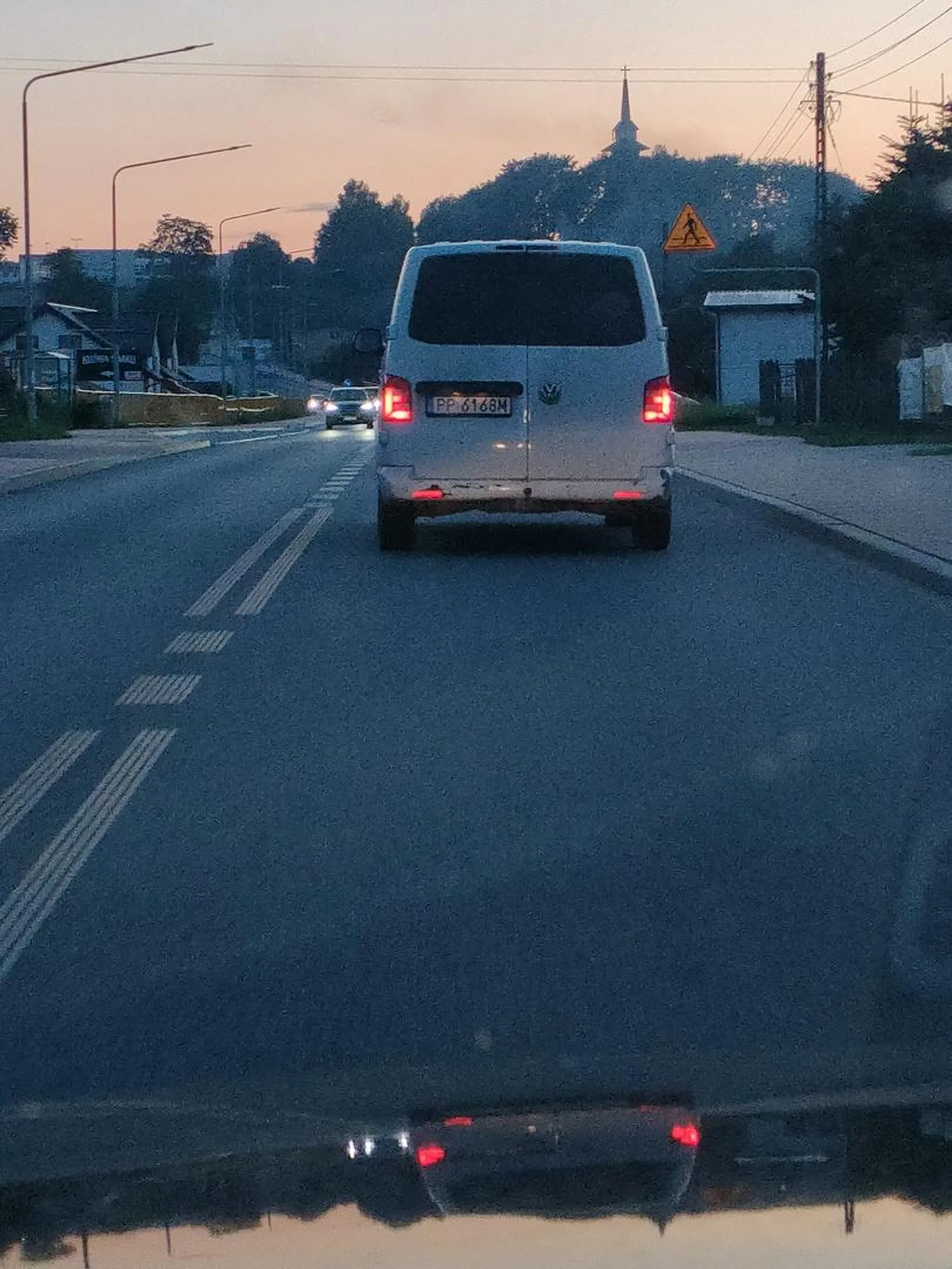 Cymbał jakich mało, który lewą stroną wysepki wyprzedza.