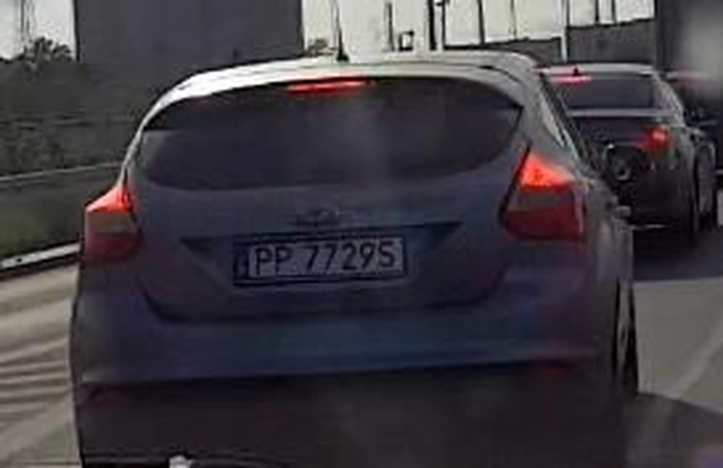 Szczeniaku, kiedyś wymuszanie pierwszeństwa skończy się wypadkiem. Ogarnij się i nie szpanuj przed chłopakiem.