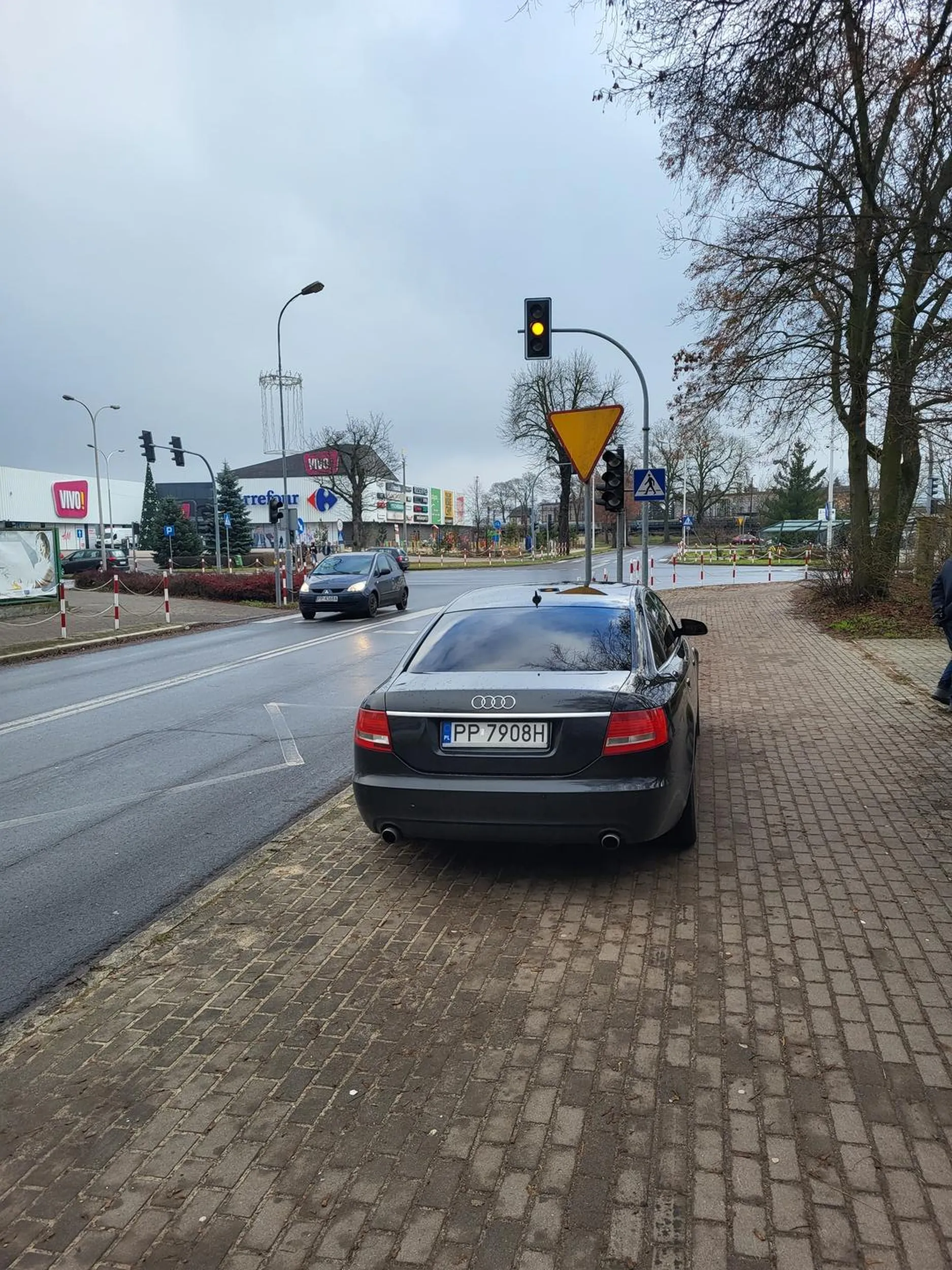 Bałwan se zaparkował na przystanku autobusowym xDDDD