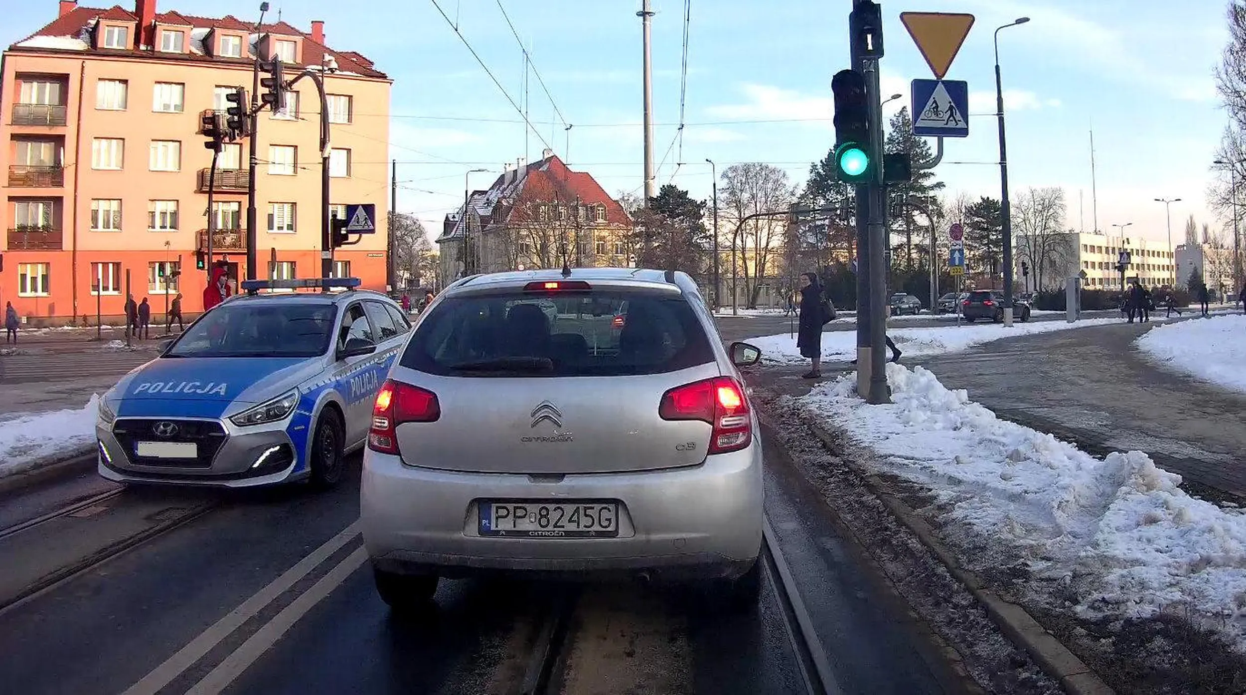 Ciężko przerażona baba za kierownicą. Zielone światło a ona boi się wjechać za sygnalizator bo z naprzeciwka chcą skręcać w lewo.